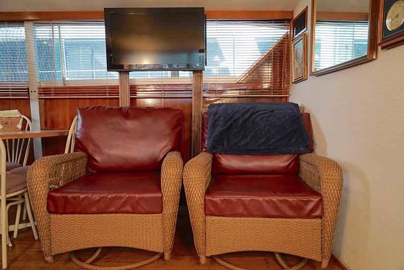 Chris-craft Commander 45 - Salon Lounge Chairs and Flatscreen TV