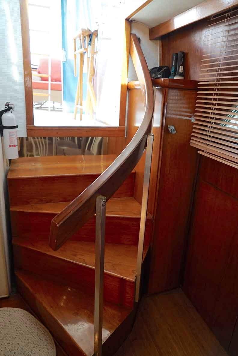 Chris-craft Commander 45 - Cabin Stairway