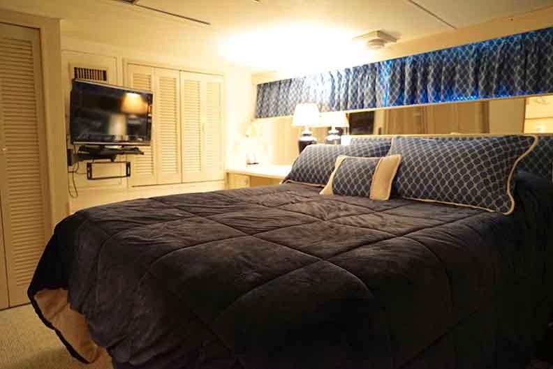 Chris-craft Commander 45 - Master Stateroom Queen-sized Bed
