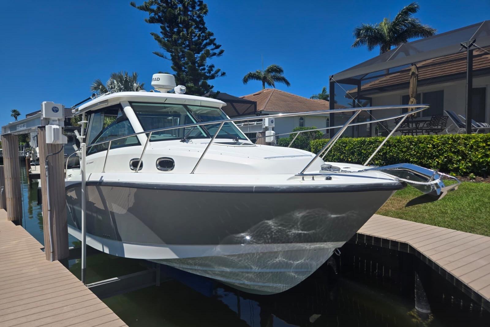 2016 Boston Whaler 315 Conquest