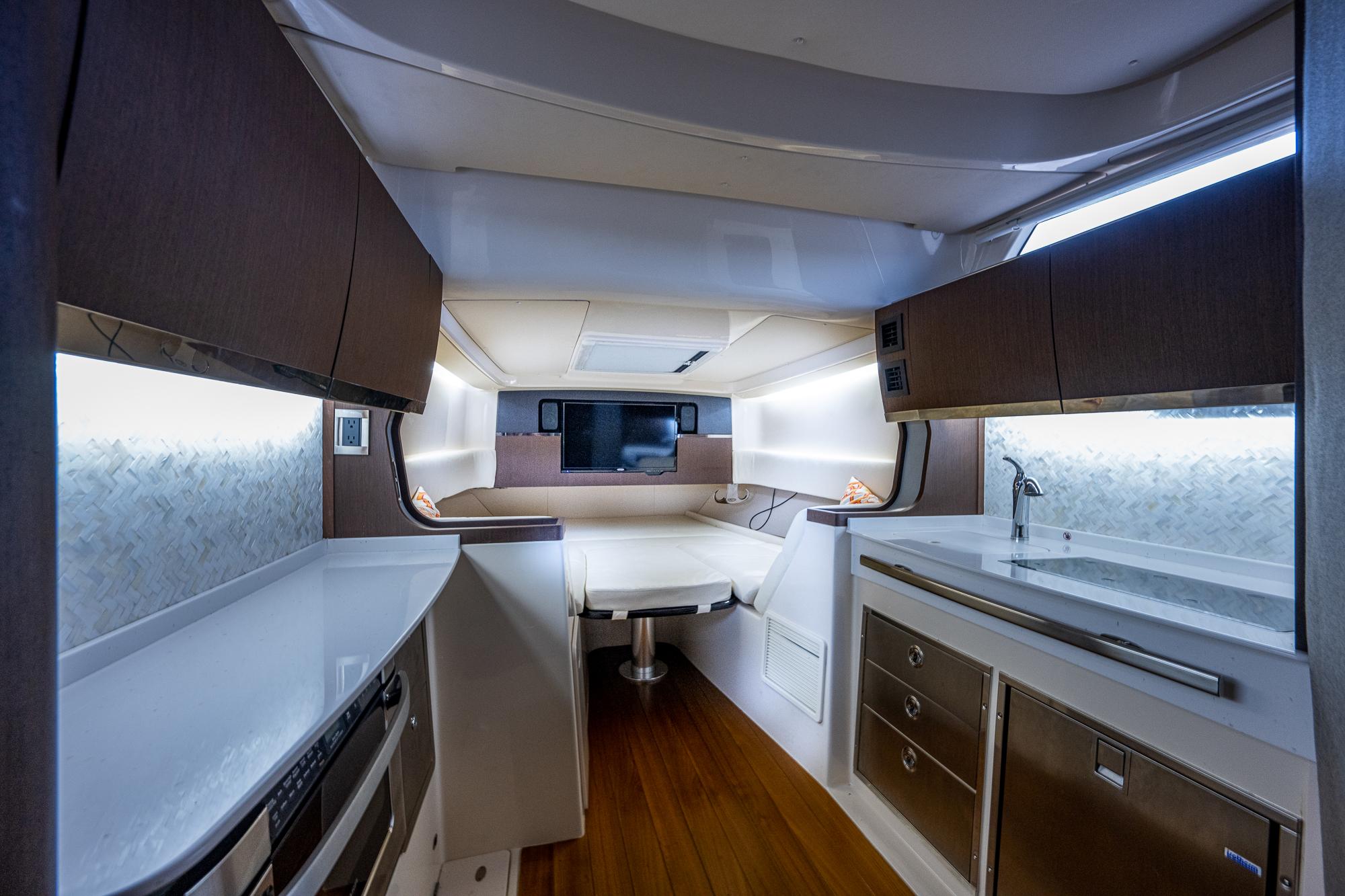 Grady White 45 4TH QUARTER - Interior Cabin & Galley