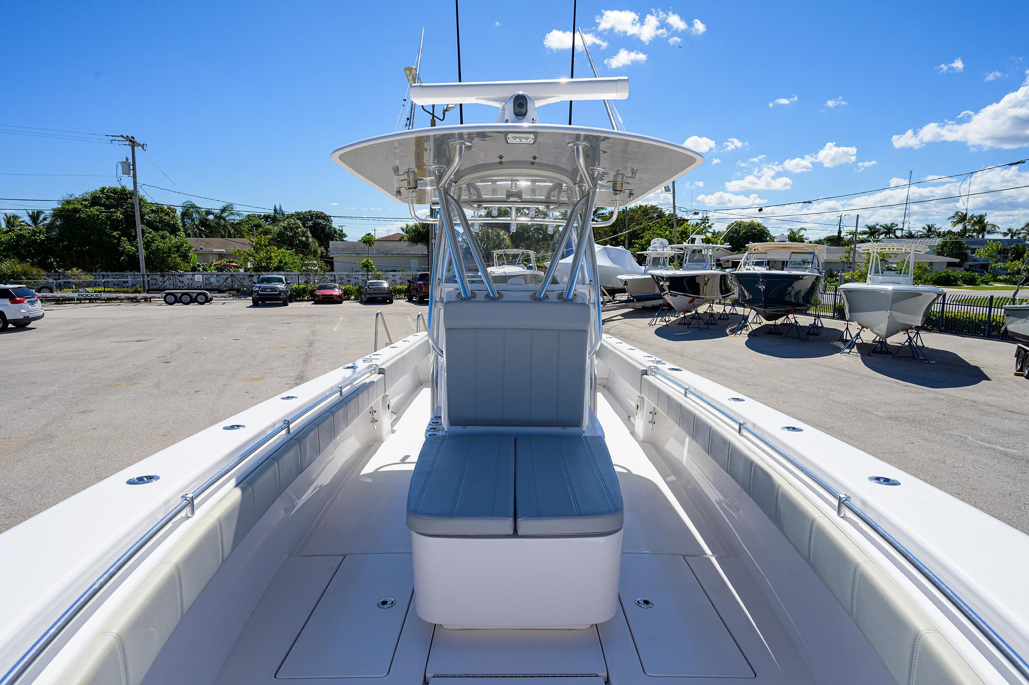 Contender 35 SNEAKY PETE - Console and Forward Seating