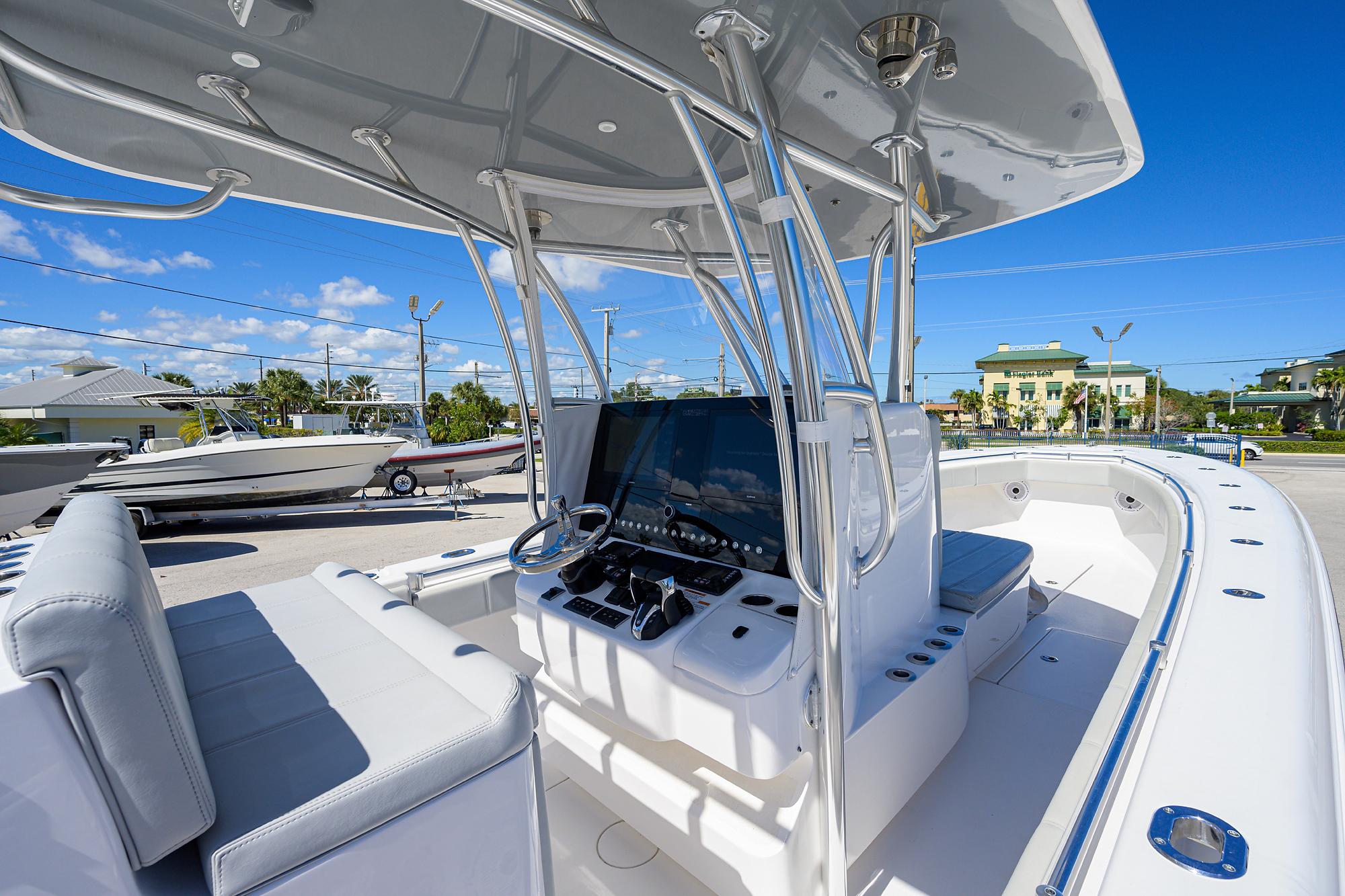 Contender 35 SNEAKY PETE - Console & Helm Seating