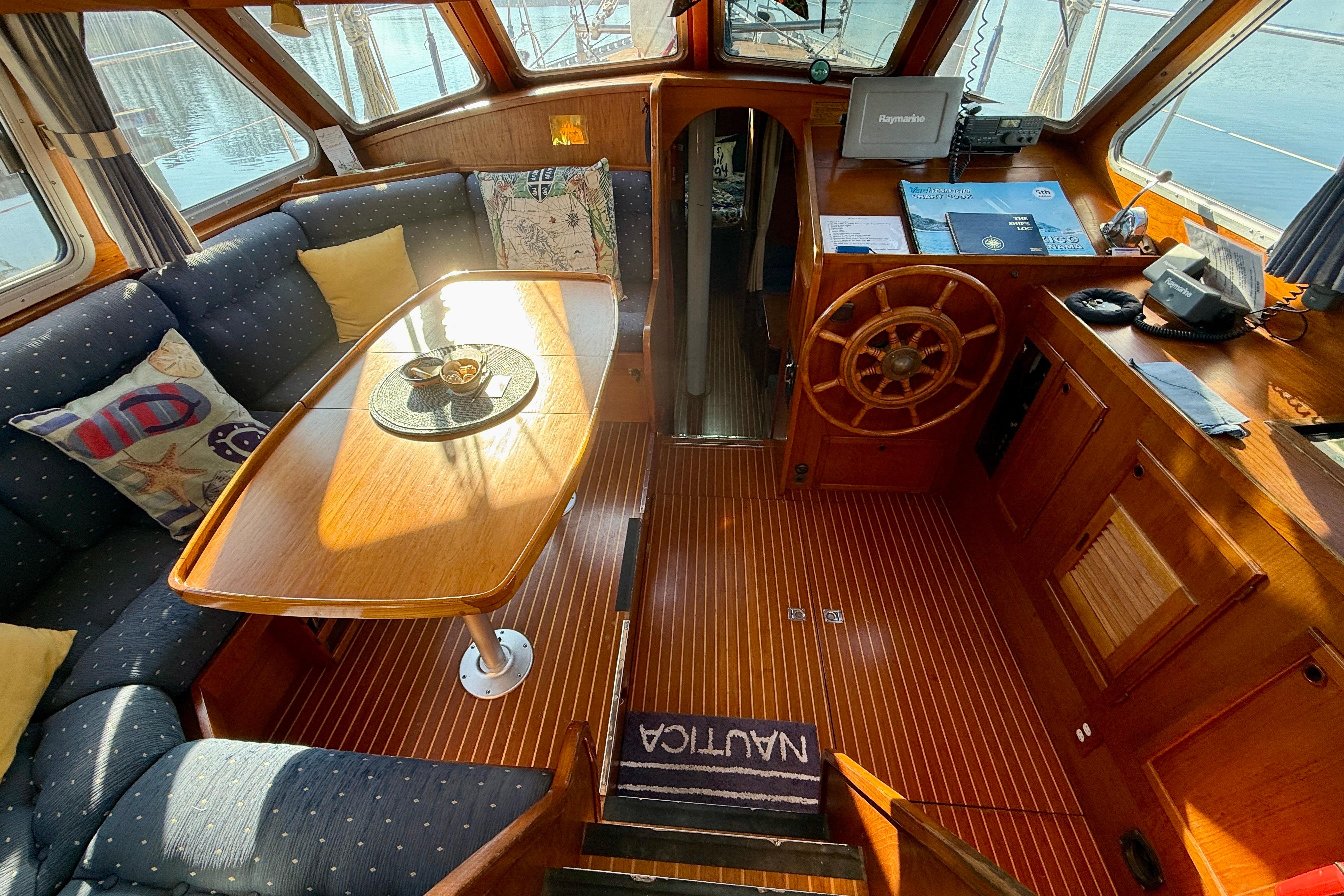 Overview of comfortable pilothouse area with excellent visibility