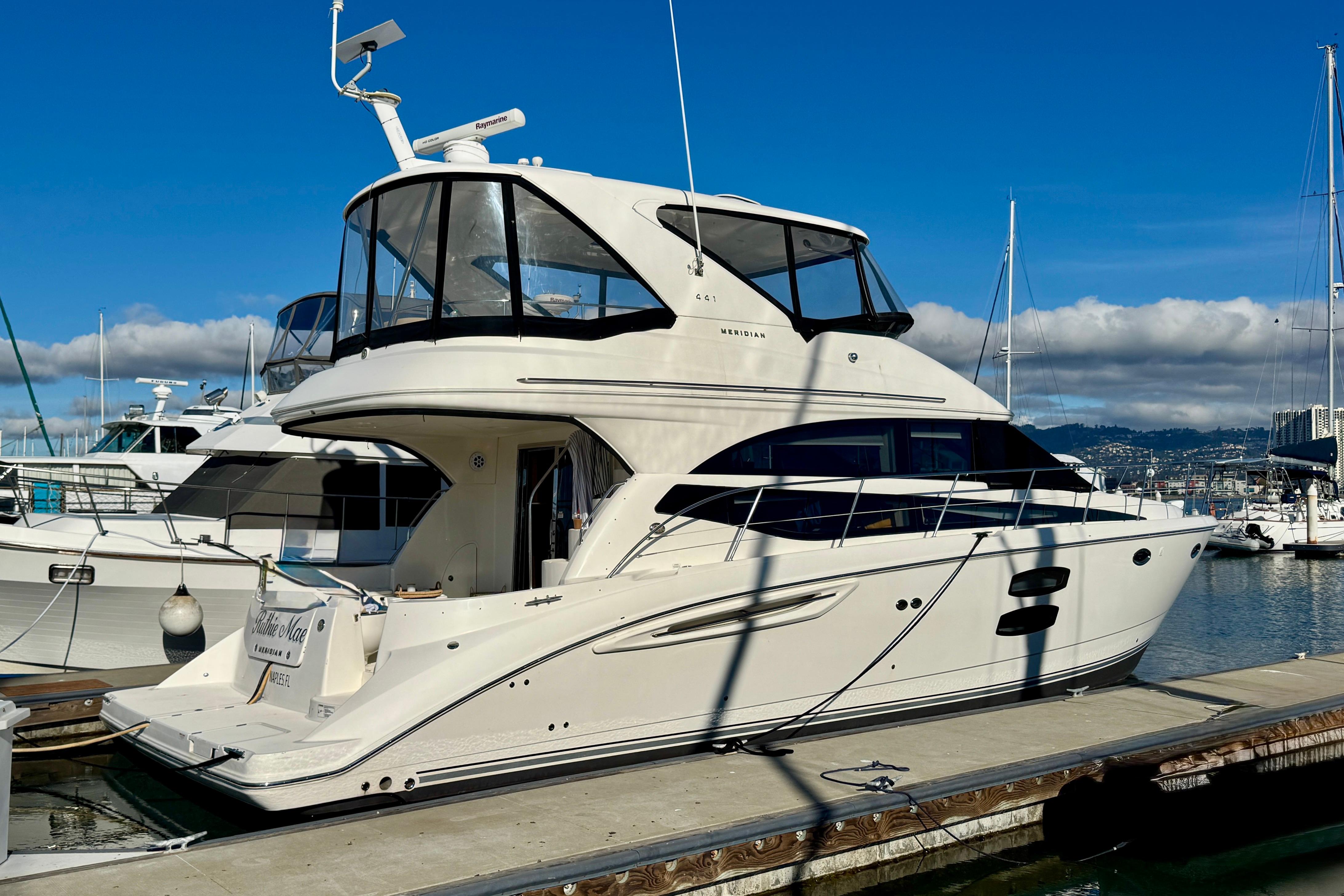 2016 44' Meridian 441 Sedan