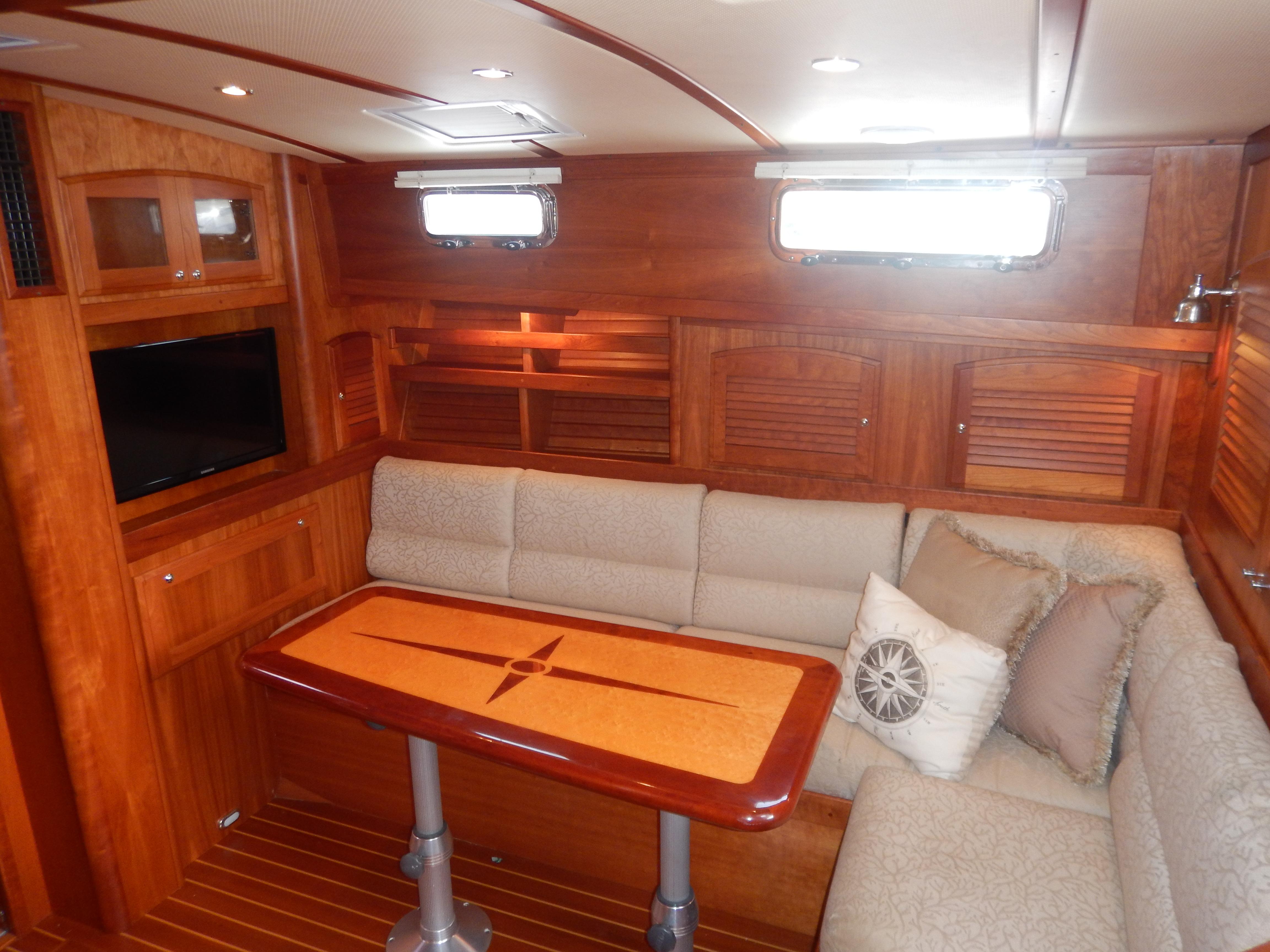 Sabre 38 OTTER - Salon Seating