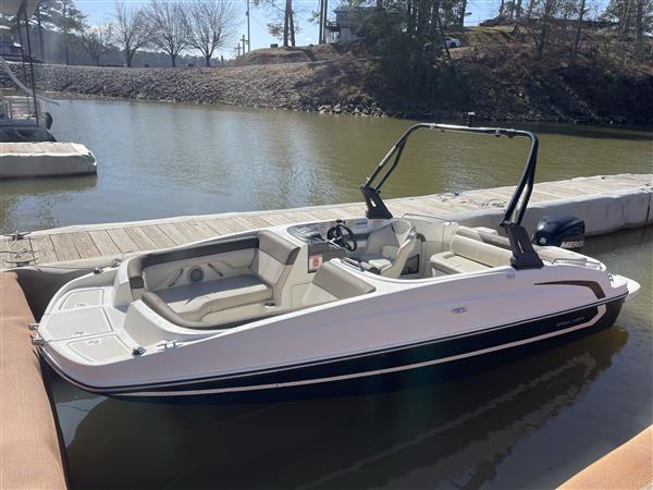 2018 Bayliner 190 Deck Boat
