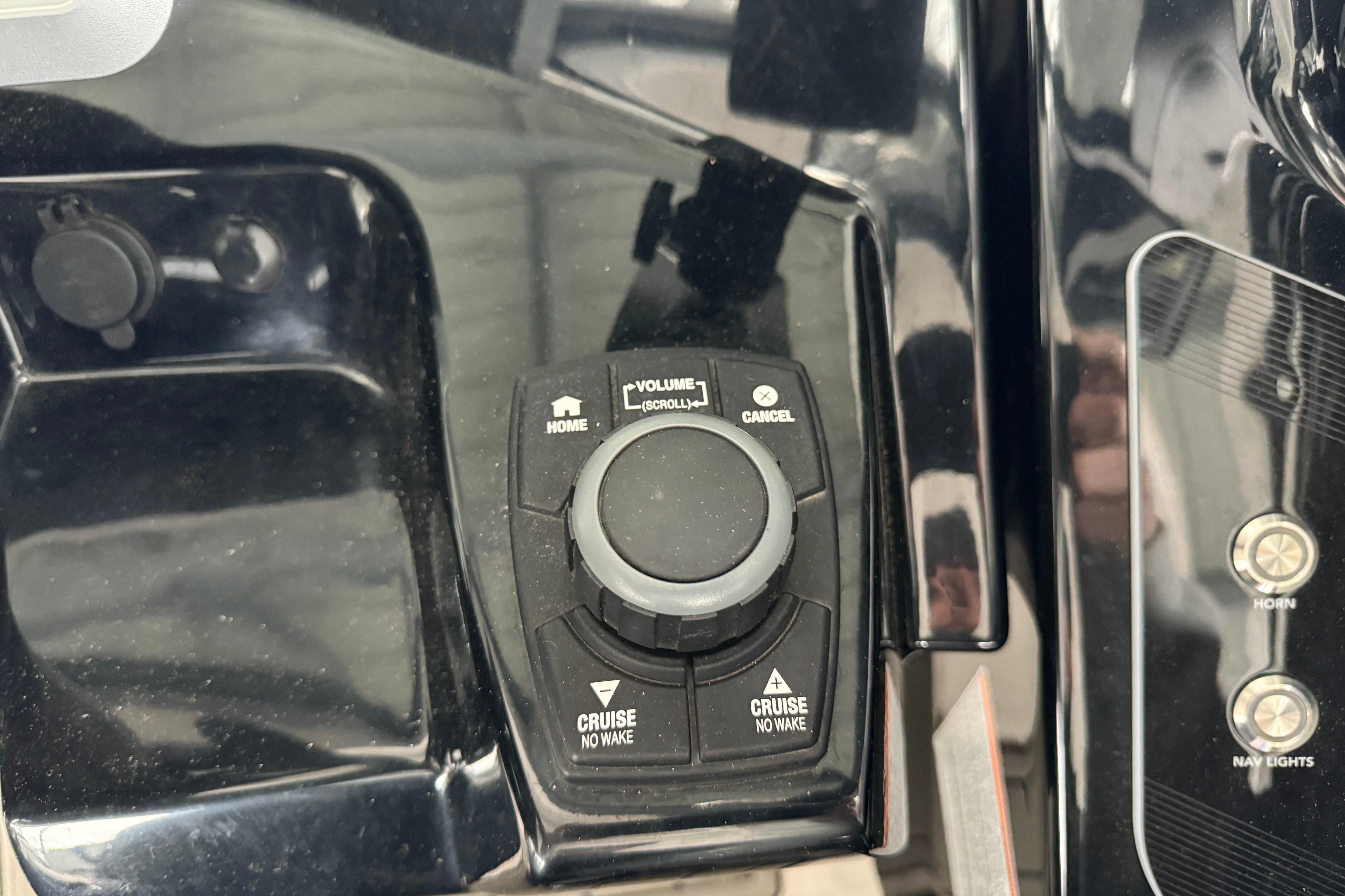 2024 Yamaha Boats 275SD control panel with cruise and volume settings.