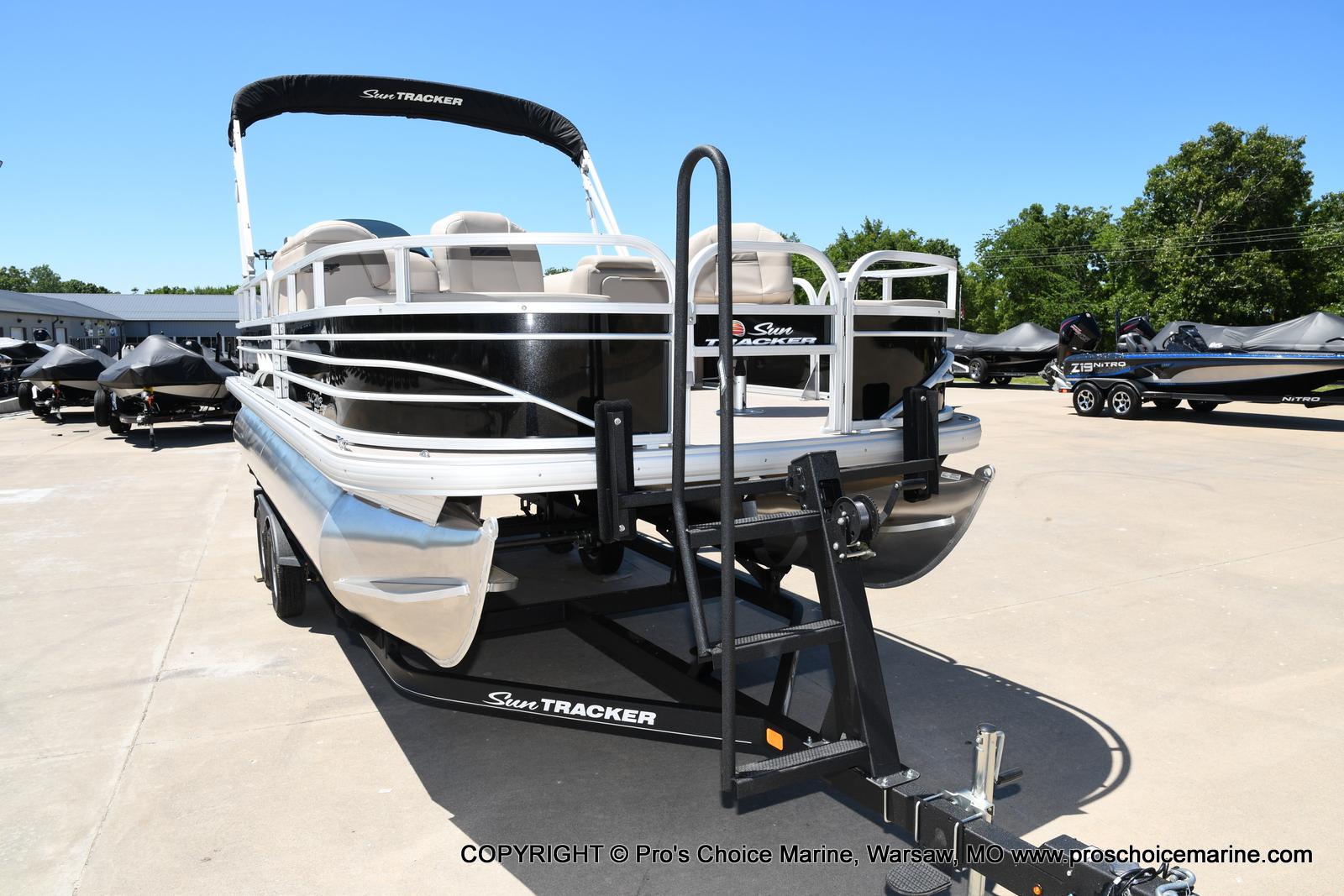 2021 Sun Tracker boat for sale, model of the boat is Fishin' Barge 20 DLX & Image # 9 of 50