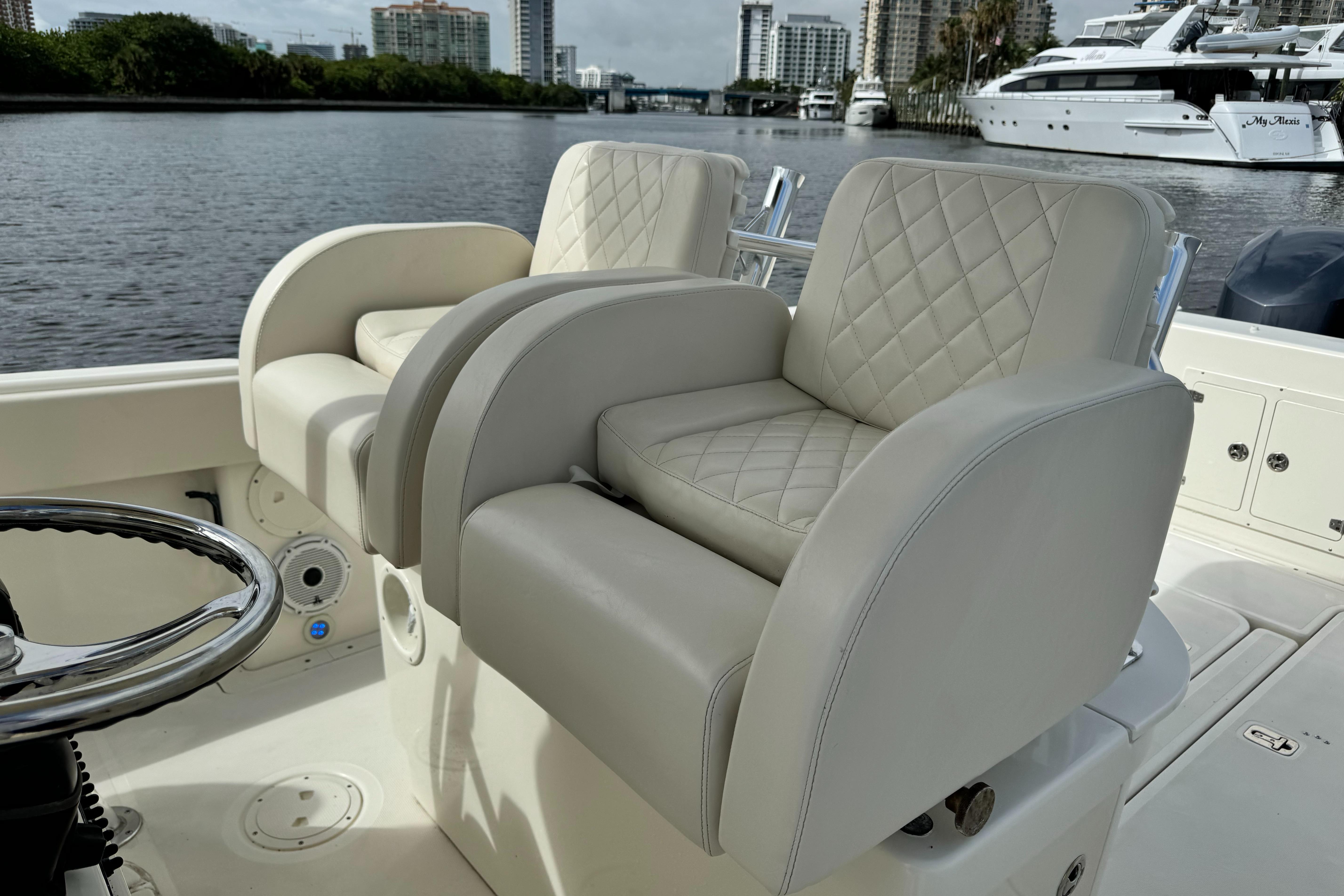 2005 Pursuit 3480 Center Console