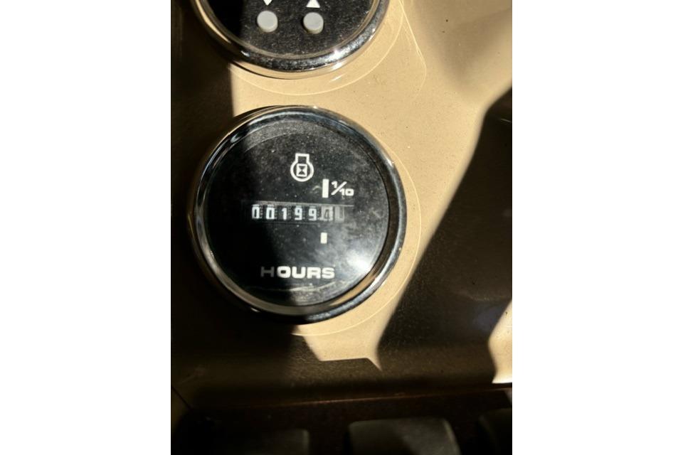 Hour meter showing 199.4 hours on 2019 Crest 220 CREST II.