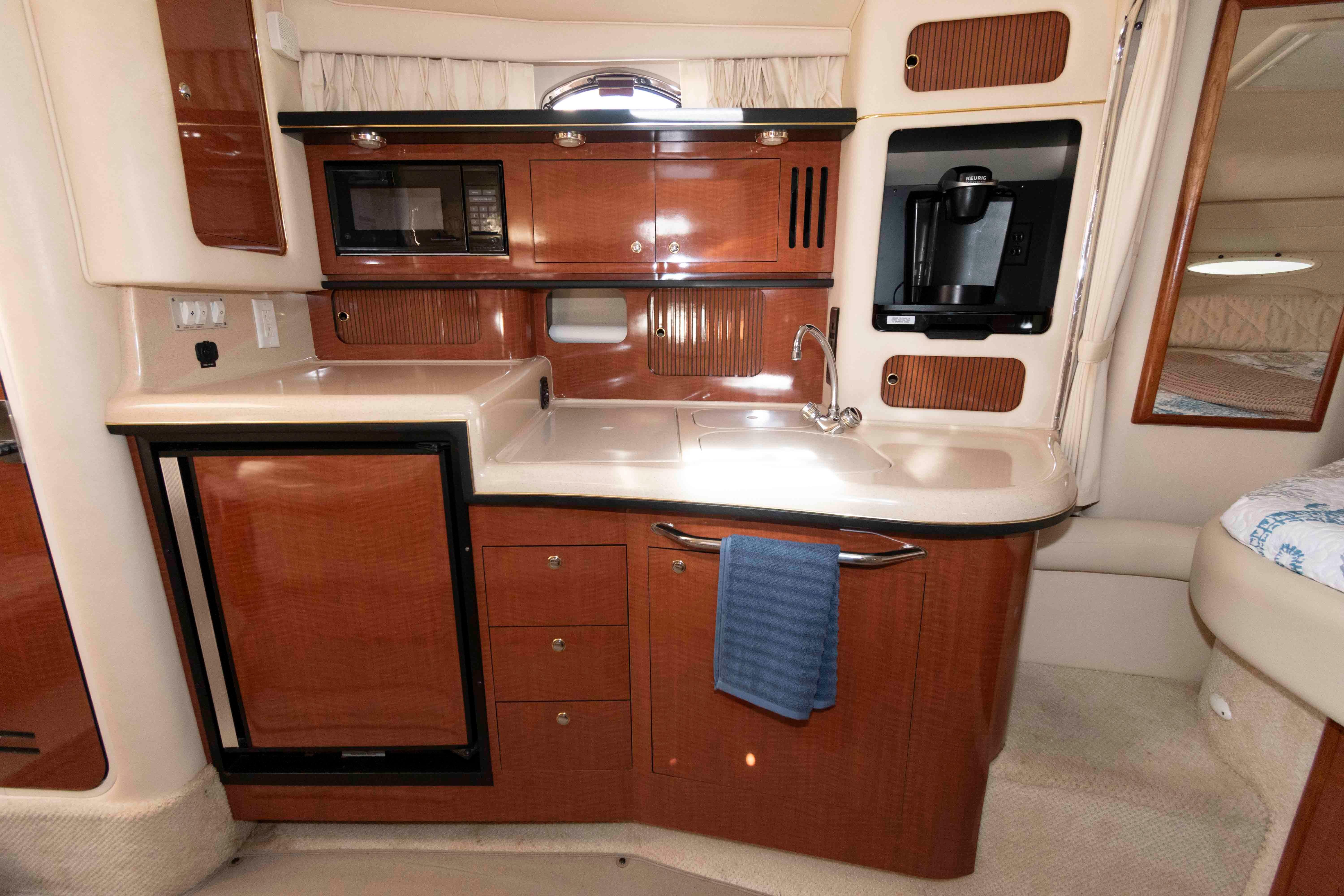 M 10447 EF Knot 10 Yacht Sales M 10447 EF Knot 10 Yacht Sales