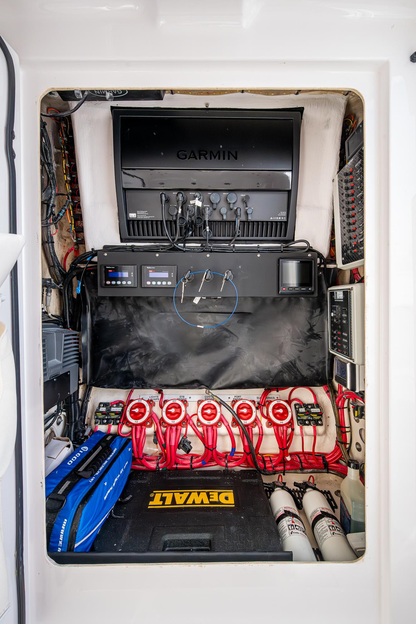 2016-bahama-with-mercury-v10s-power-9817973-20250612063626298-1_XLARGE