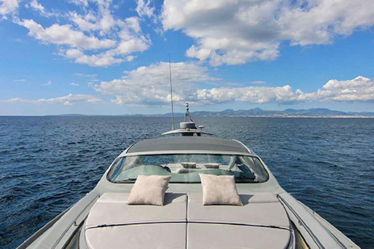 Pershing 52 Sunbed on deck