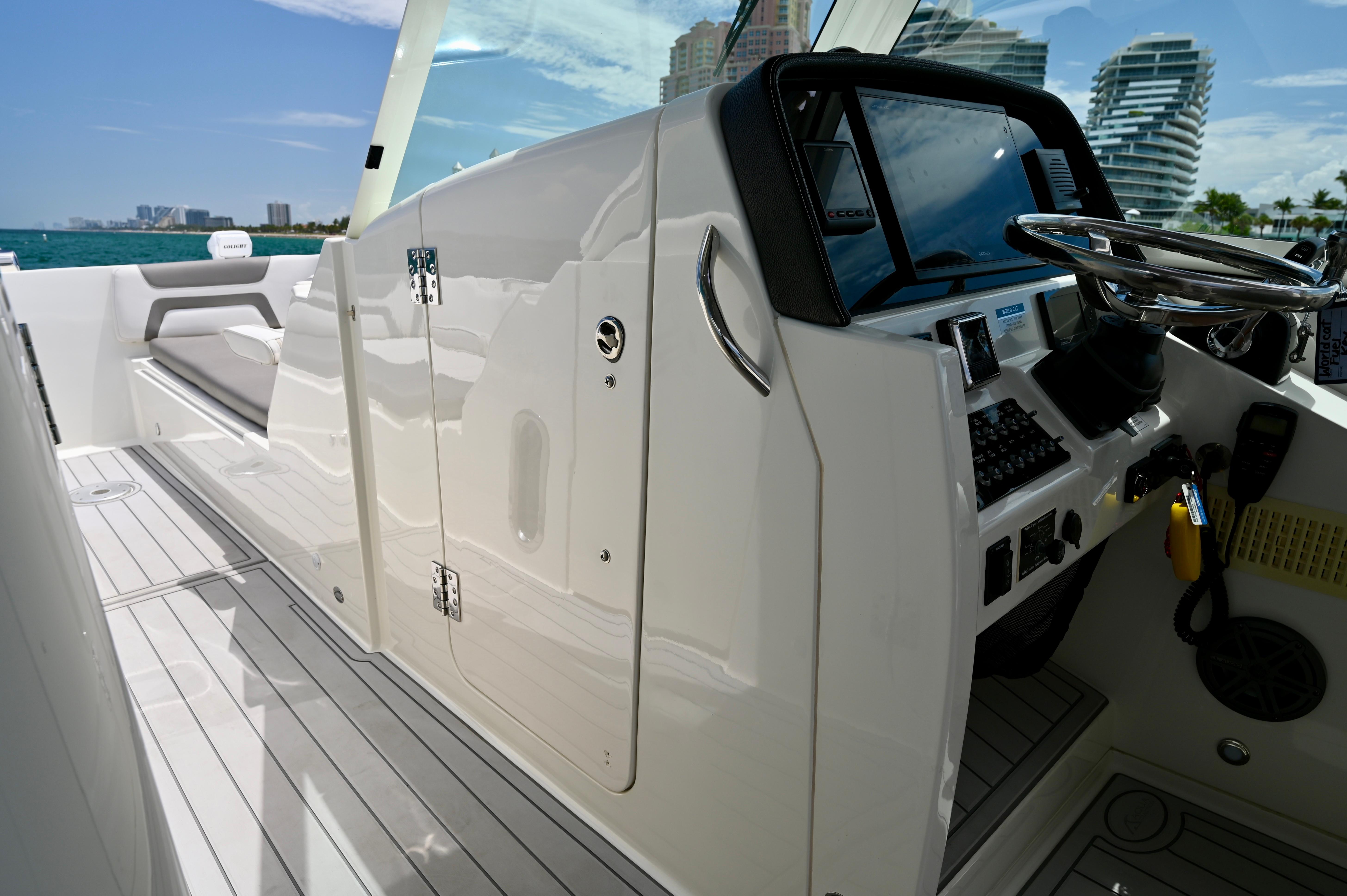 2018-world-cat-320-dc-power-8160800-20250729104157518-1