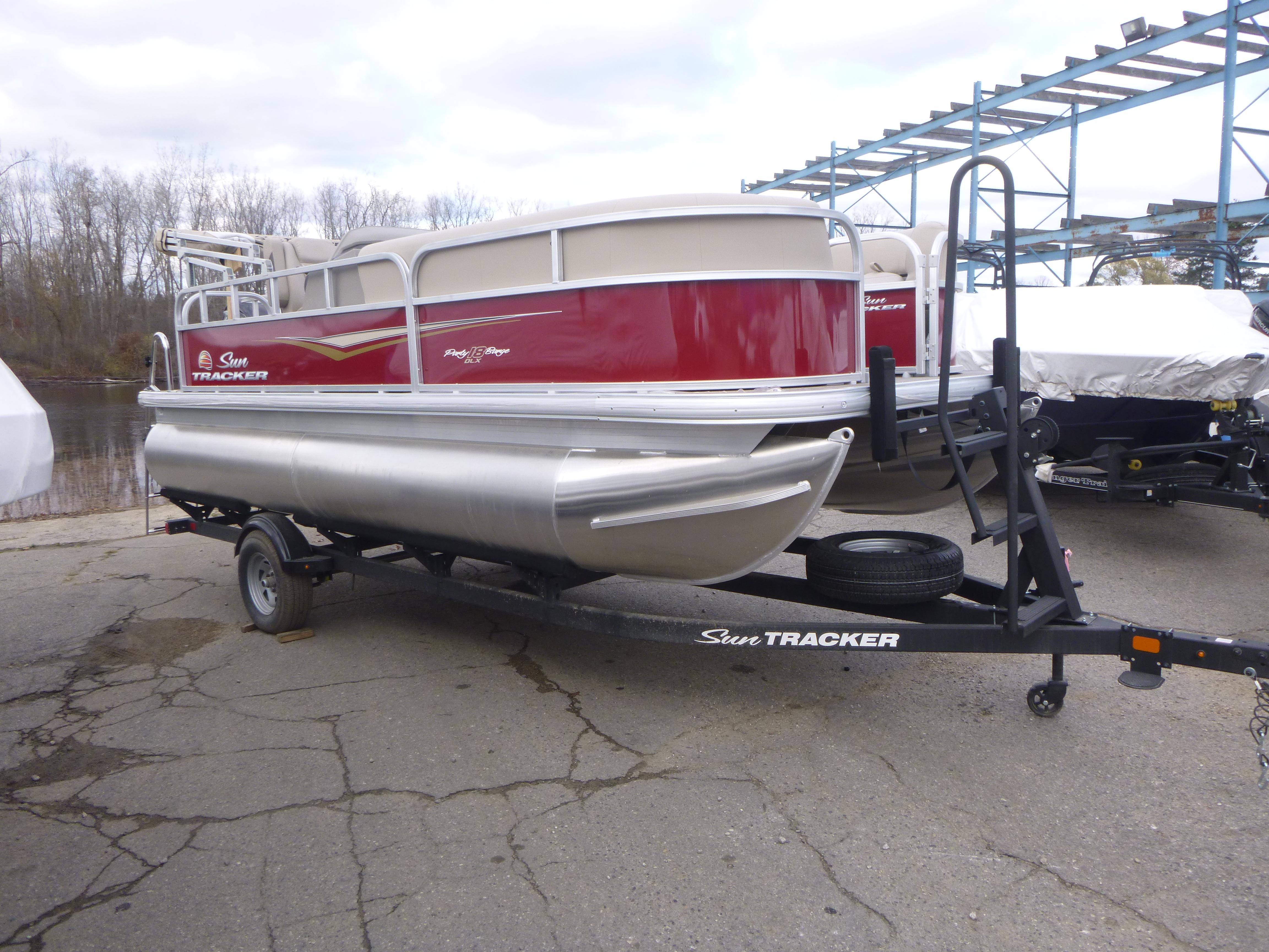 2025 Sun Tracker Party Barge 18 DLX Gallery