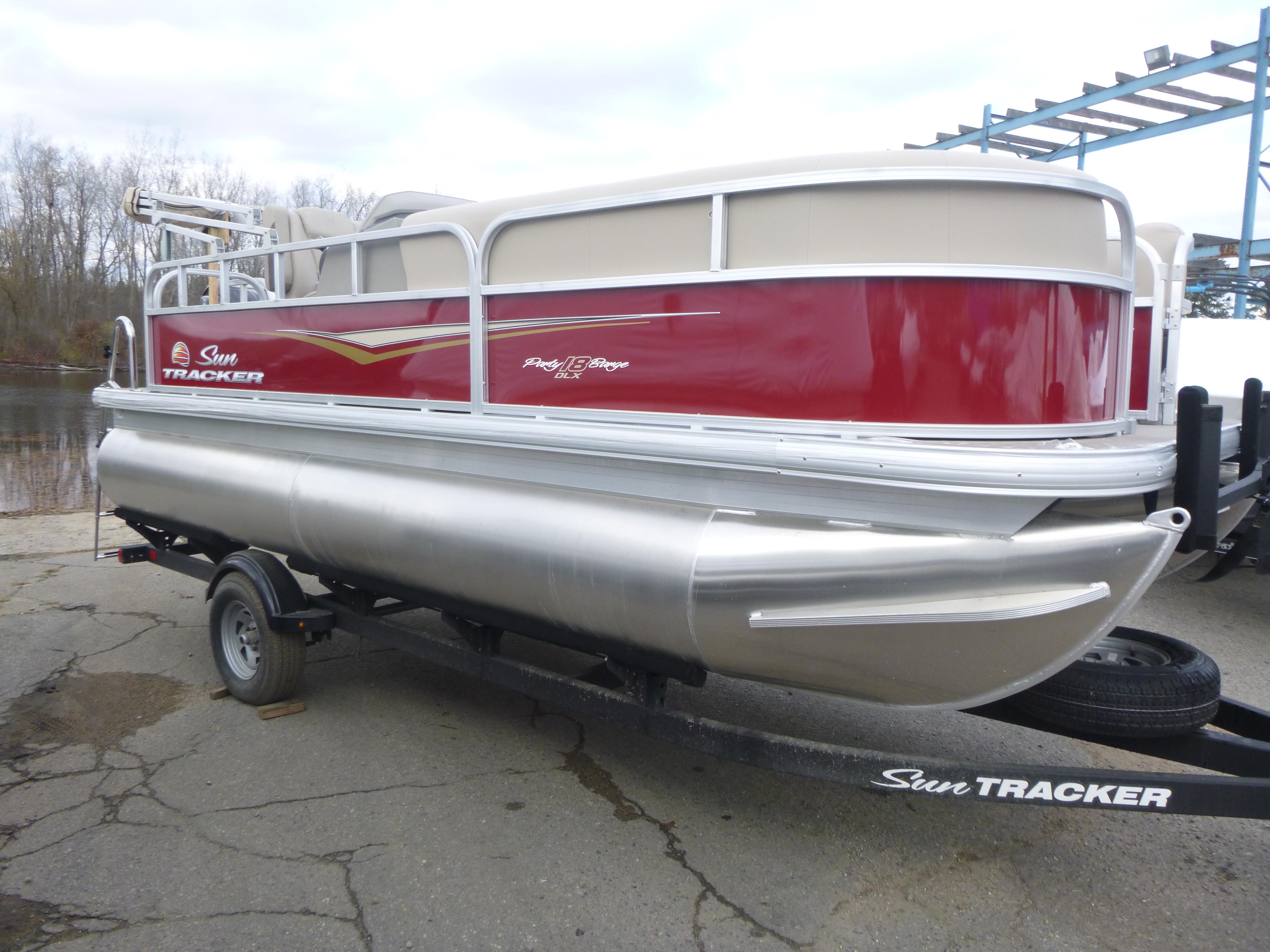 2025 Sun Tracker Party Barge 18 DLX Gallery