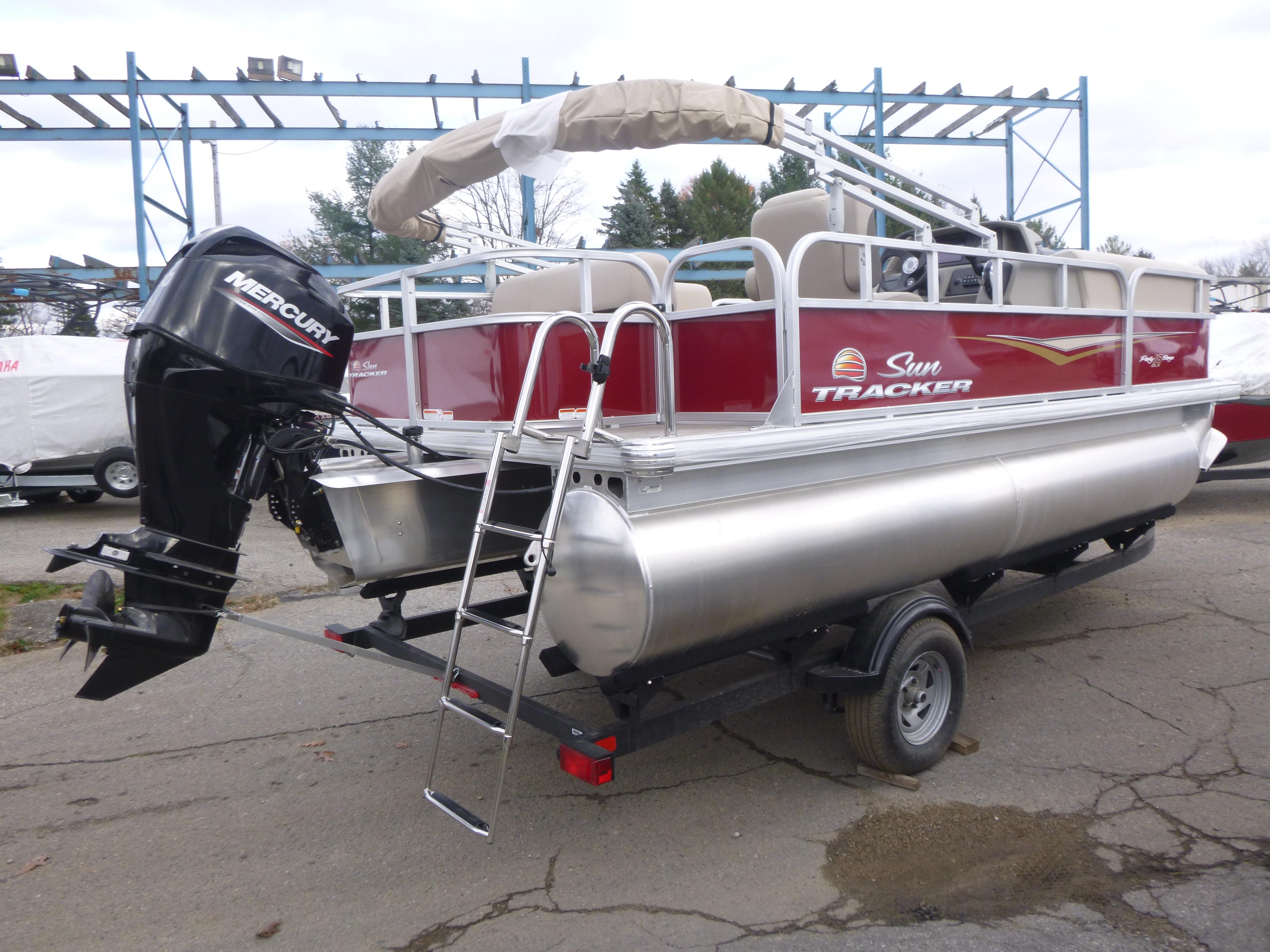 2025 Sun Tracker Party Barge 18 DLX Gallery