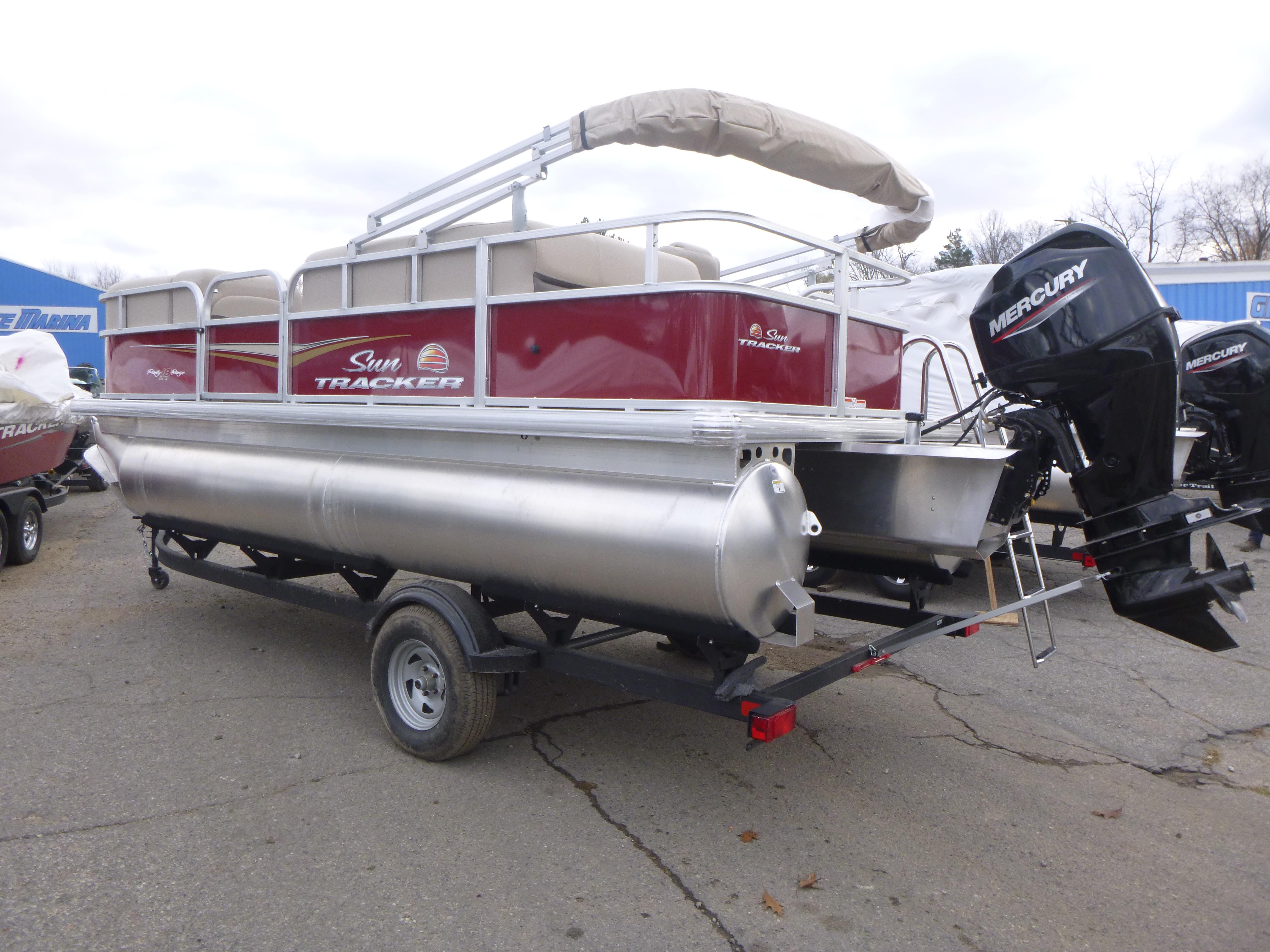2025 Sun Tracker Party Barge 18 DLX Gallery