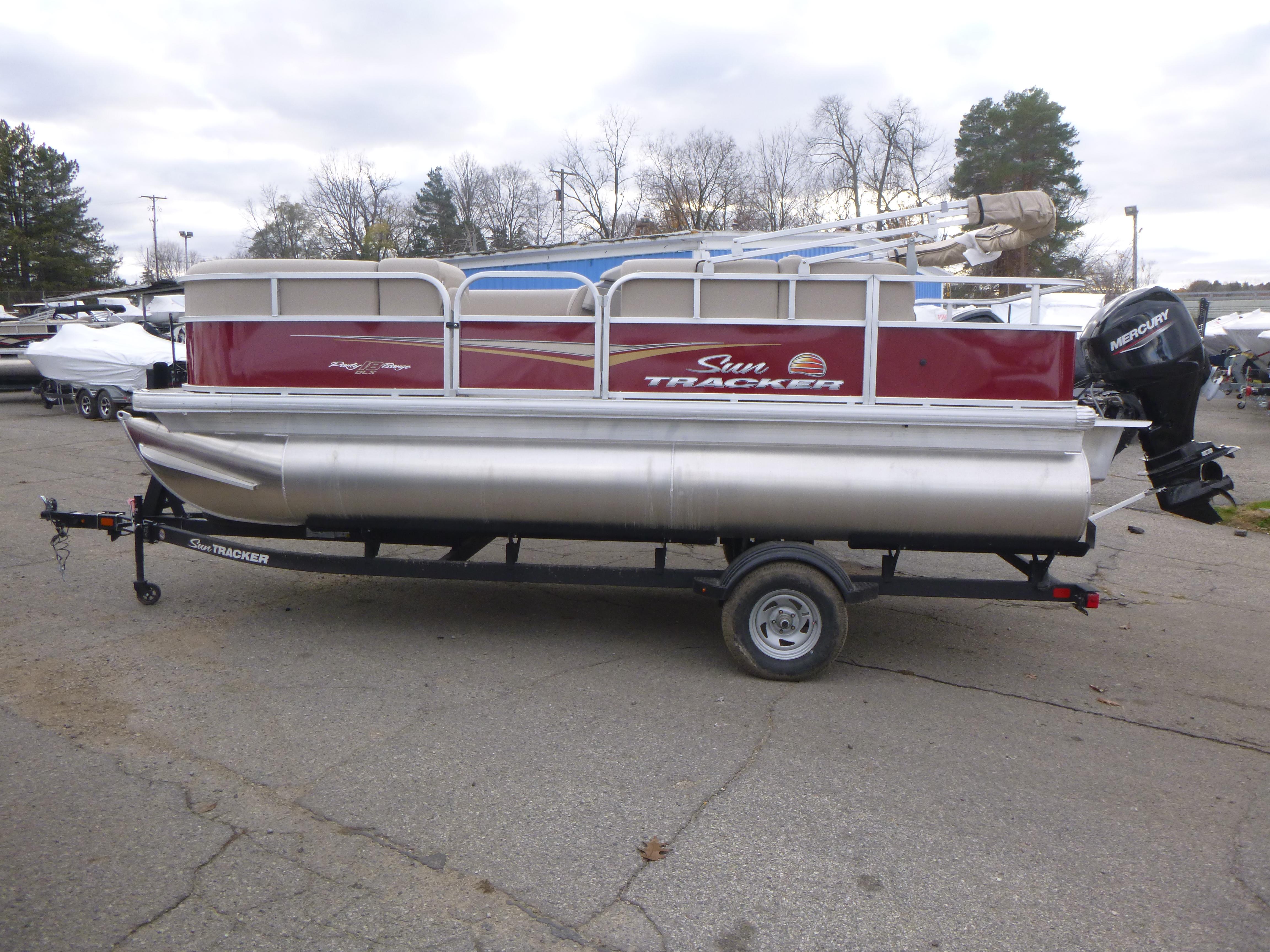 2025 Sun Tracker Party Barge 18 DLX Gallery