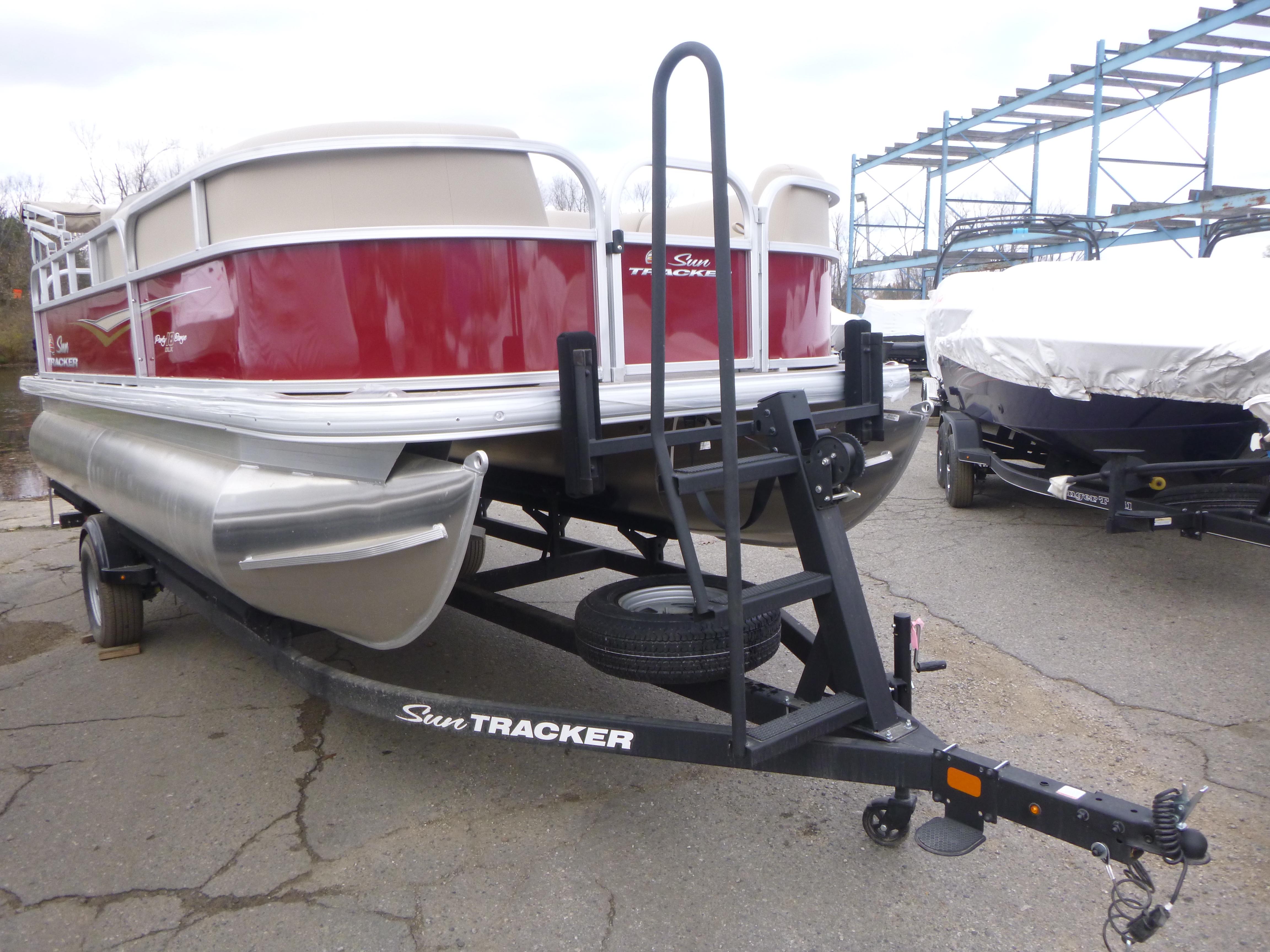 2025 Sun Tracker Party Barge 18 DLX Gallery