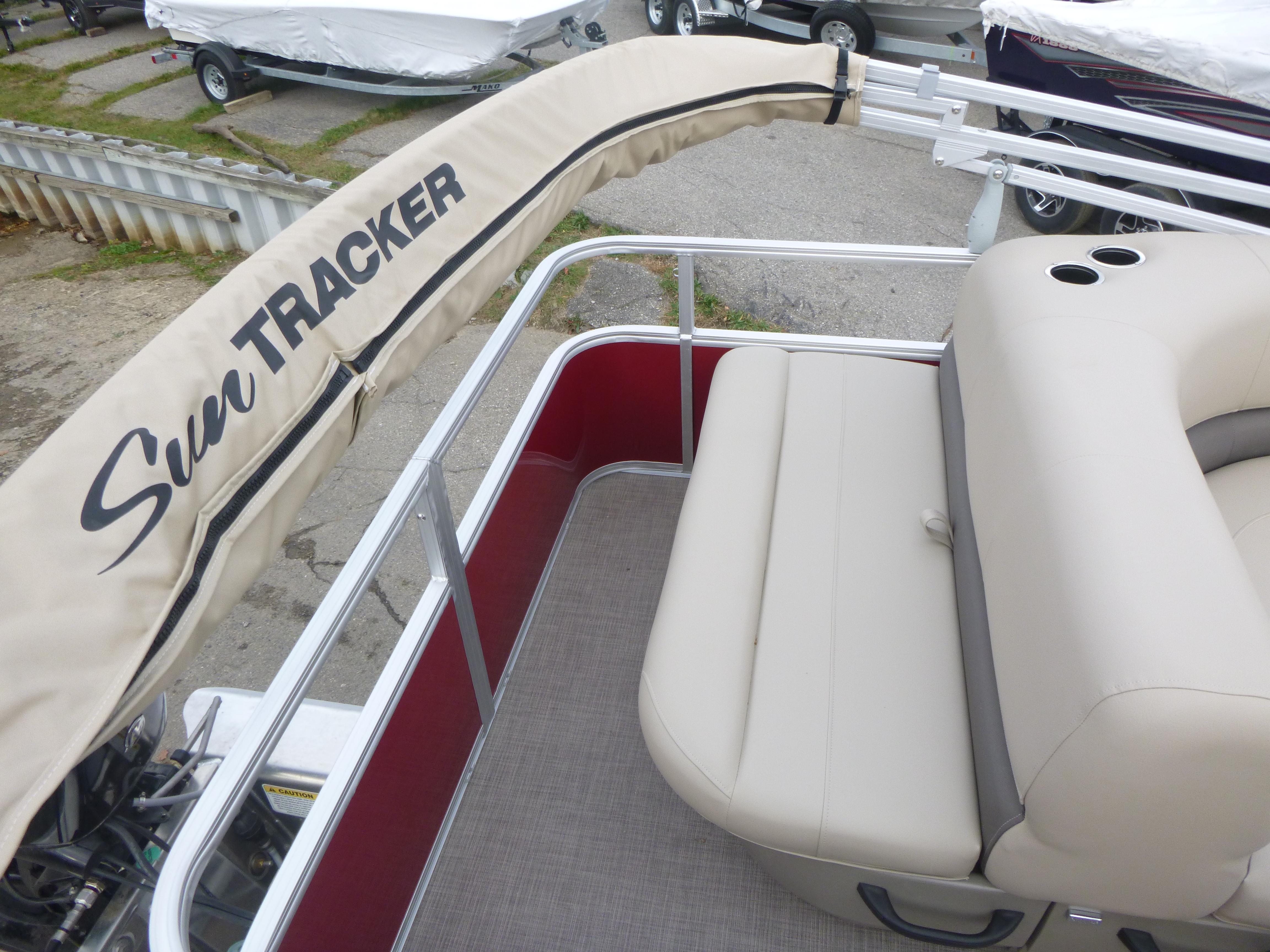 2025 Sun Tracker Party Barge 18 DLX Gallery