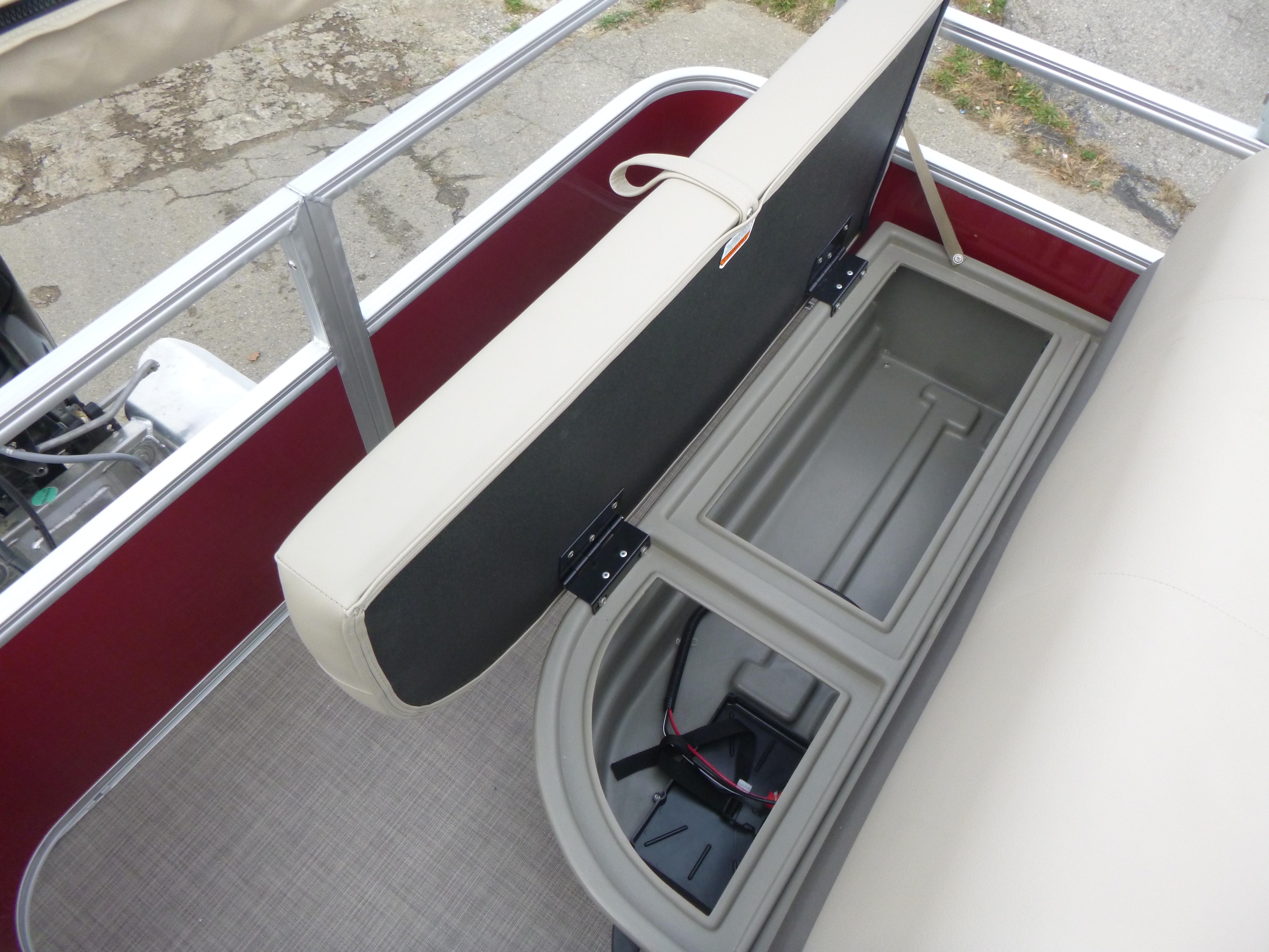 2025 Sun Tracker Party Barge 18 DLX Gallery