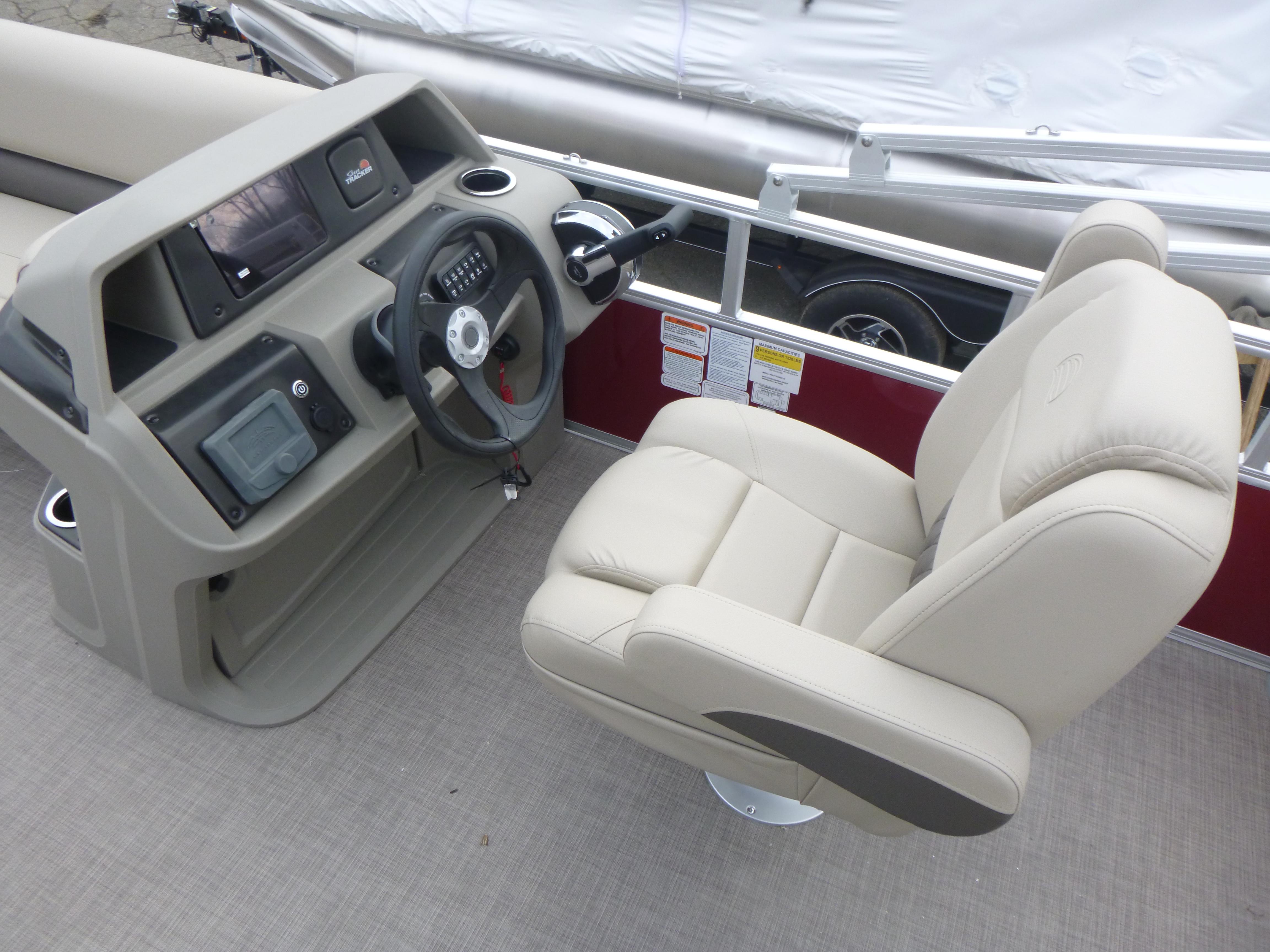2025 Sun Tracker Party Barge 18 DLX Gallery