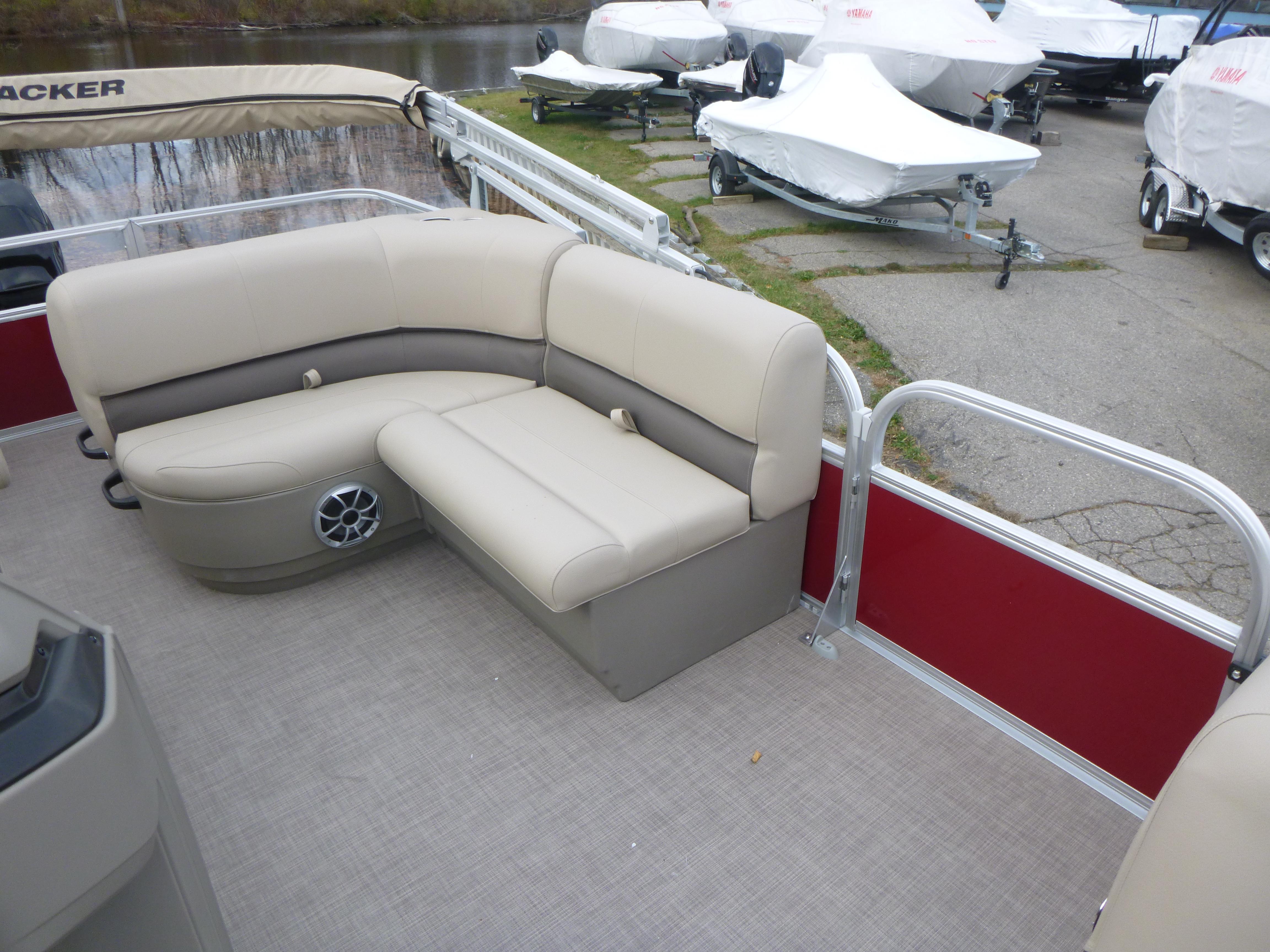 2025 Sun Tracker Party Barge 18 DLX Gallery