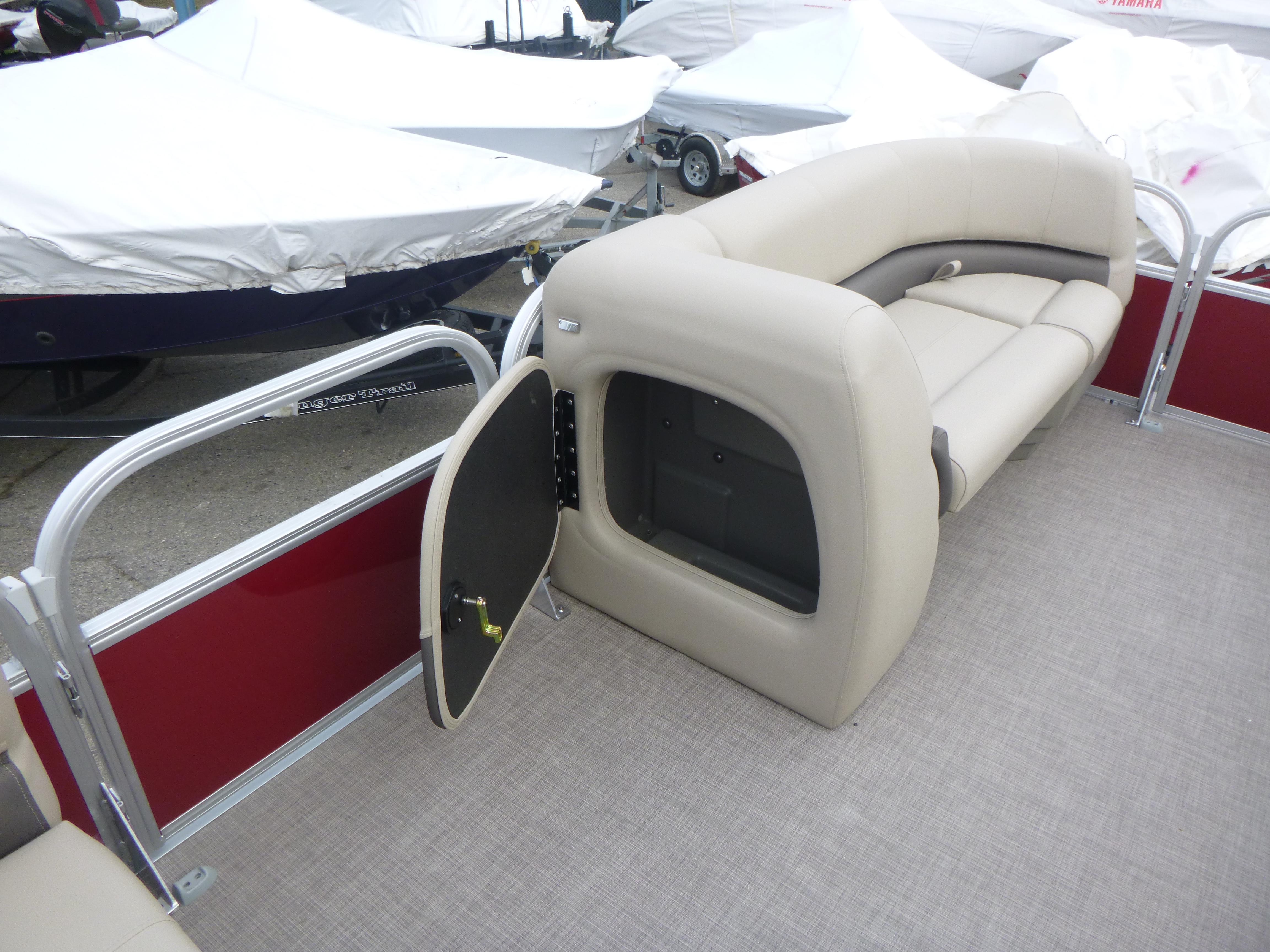 2025 Sun Tracker Party Barge 18 DLX Gallery