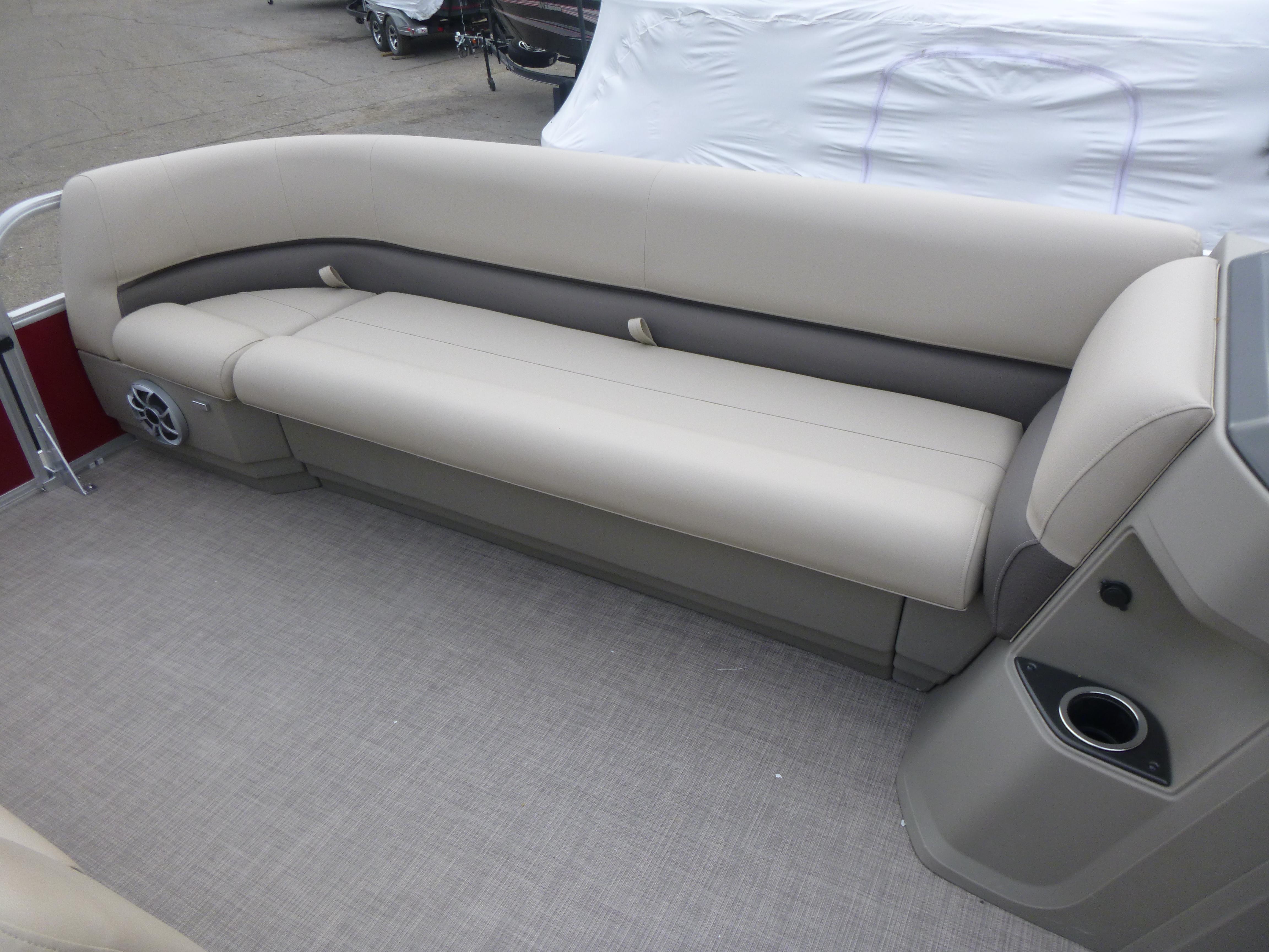 2025 Sun Tracker Party Barge 18 DLX Gallery
