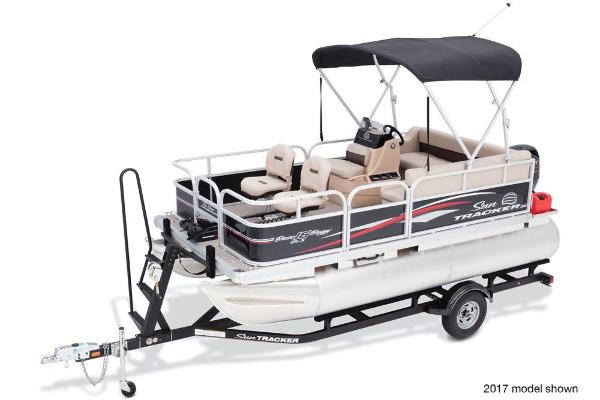 2018 Sun Tracker boat for sale, model of the boat is Bass Buggy 16 DLX & Image # 2 of 6