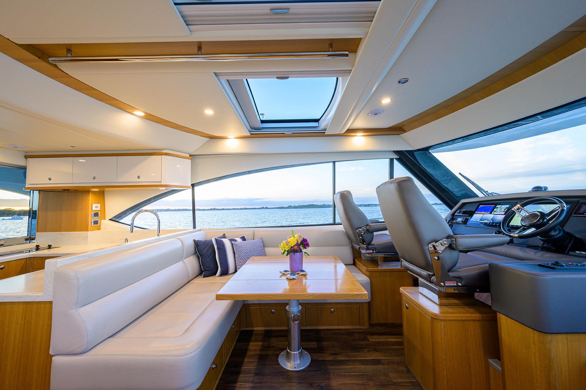 Dinette / Helm