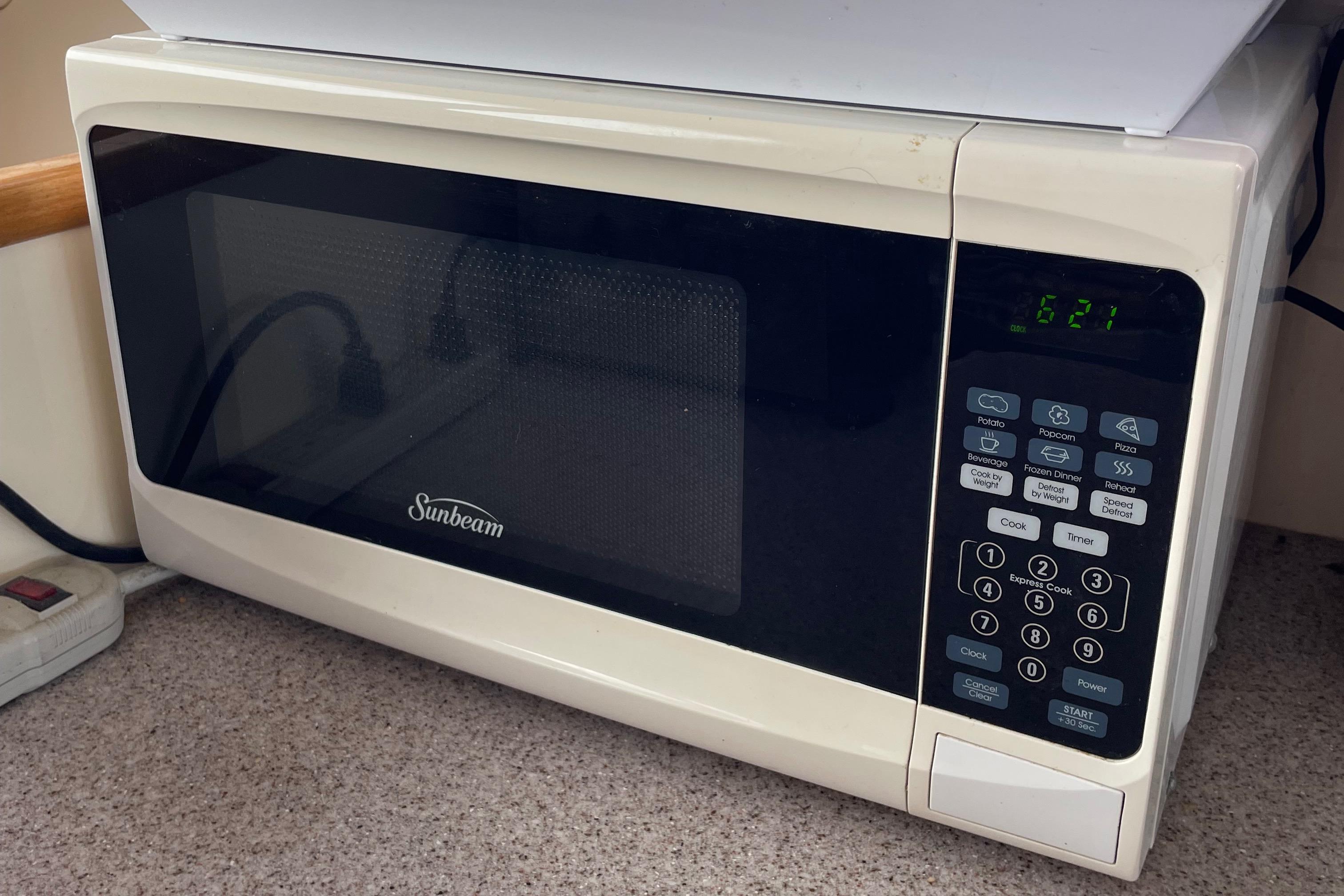 Sunbeam 0.7 cu ft 700 Watt Microwave Oven - 4 Crew