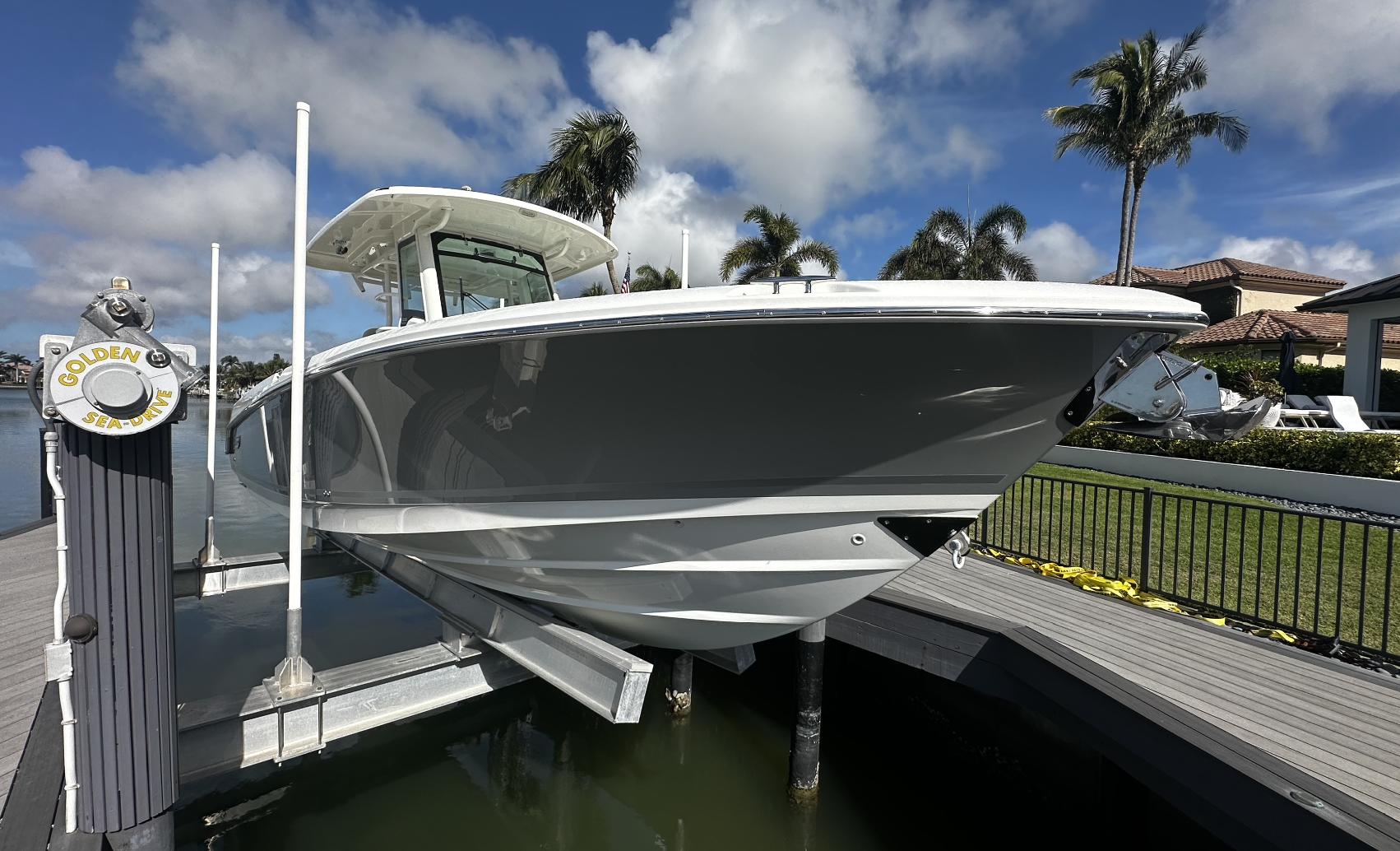 2019 Boston Whaler 330 Outrage