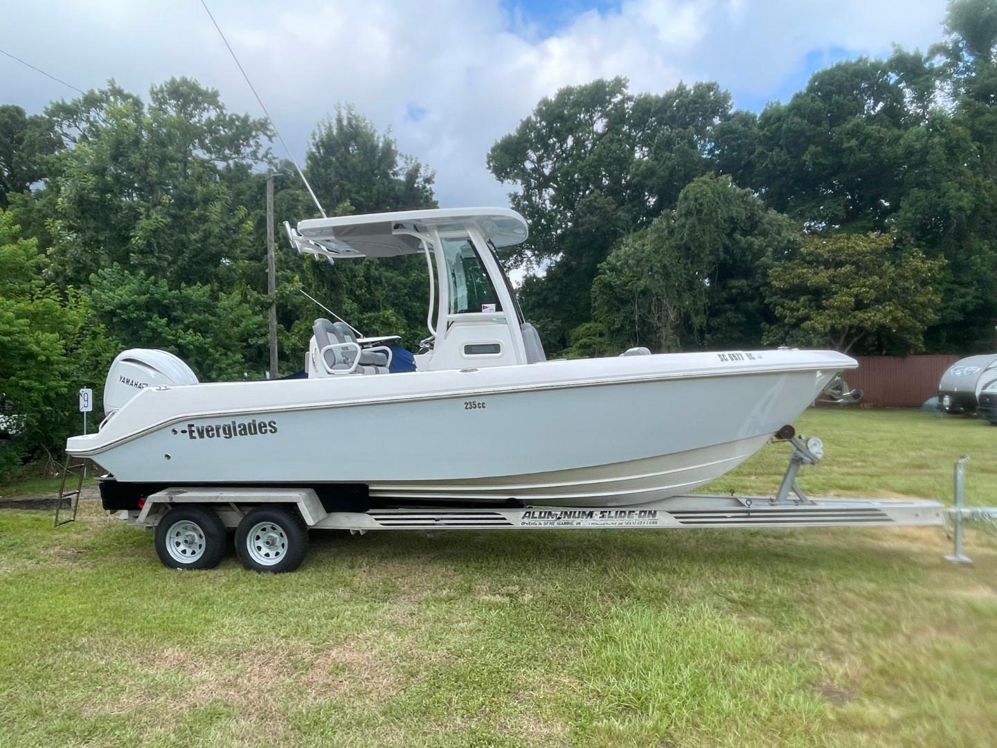 2023 Everglades 235 Center Console