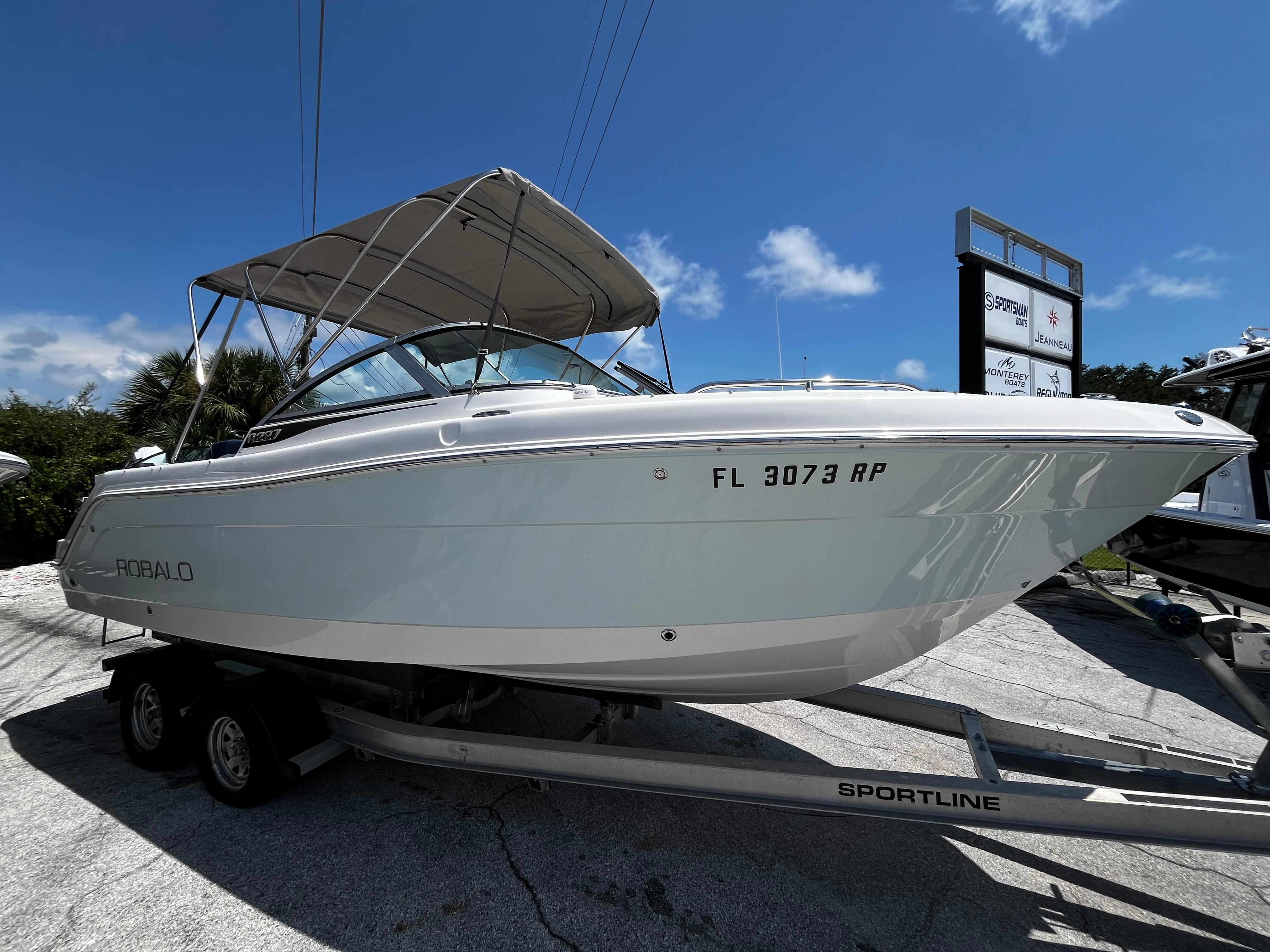 2017 Robalo R227 Dual Console-1