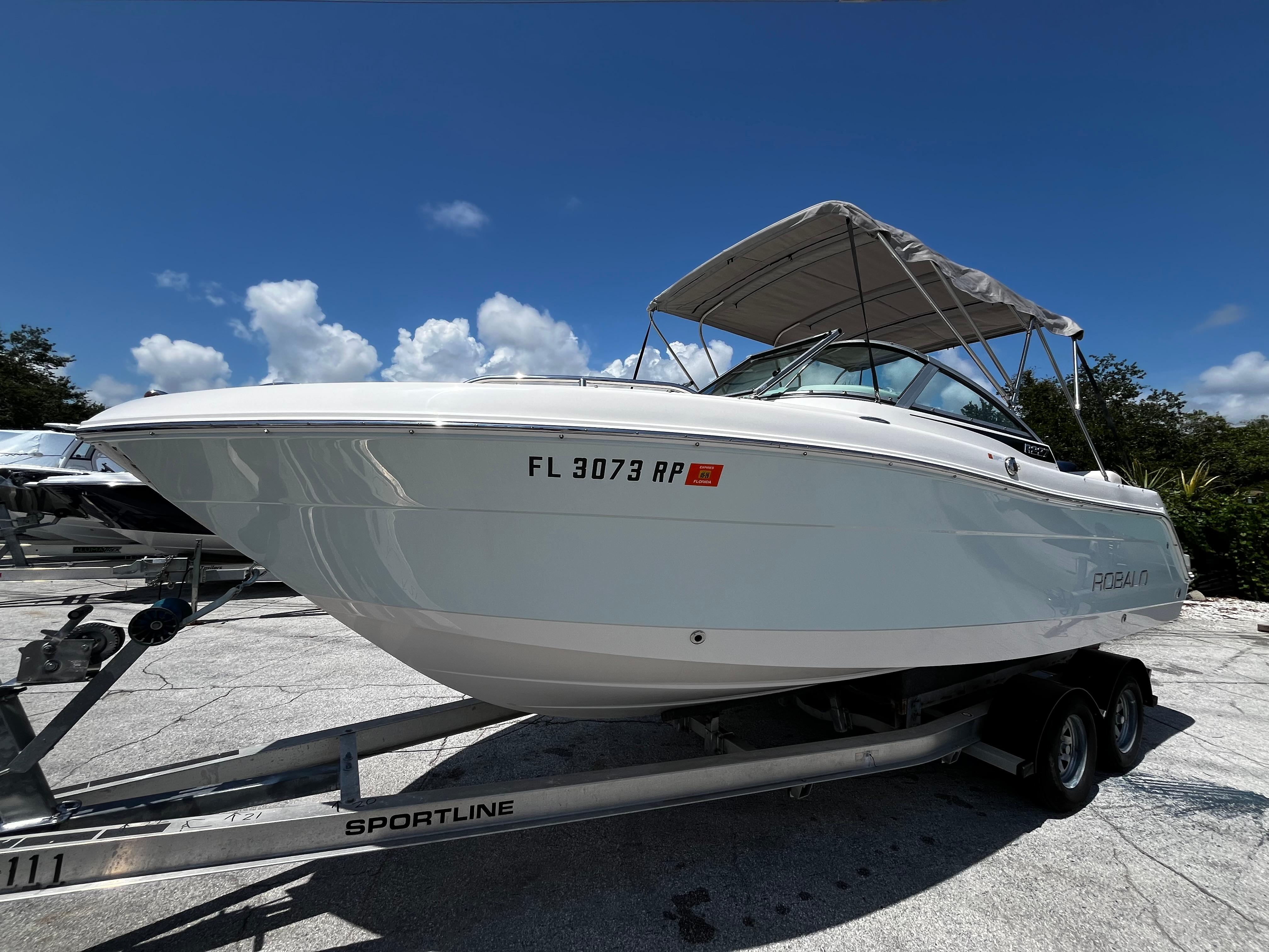 2017 Robalo R227 Dual Console-2