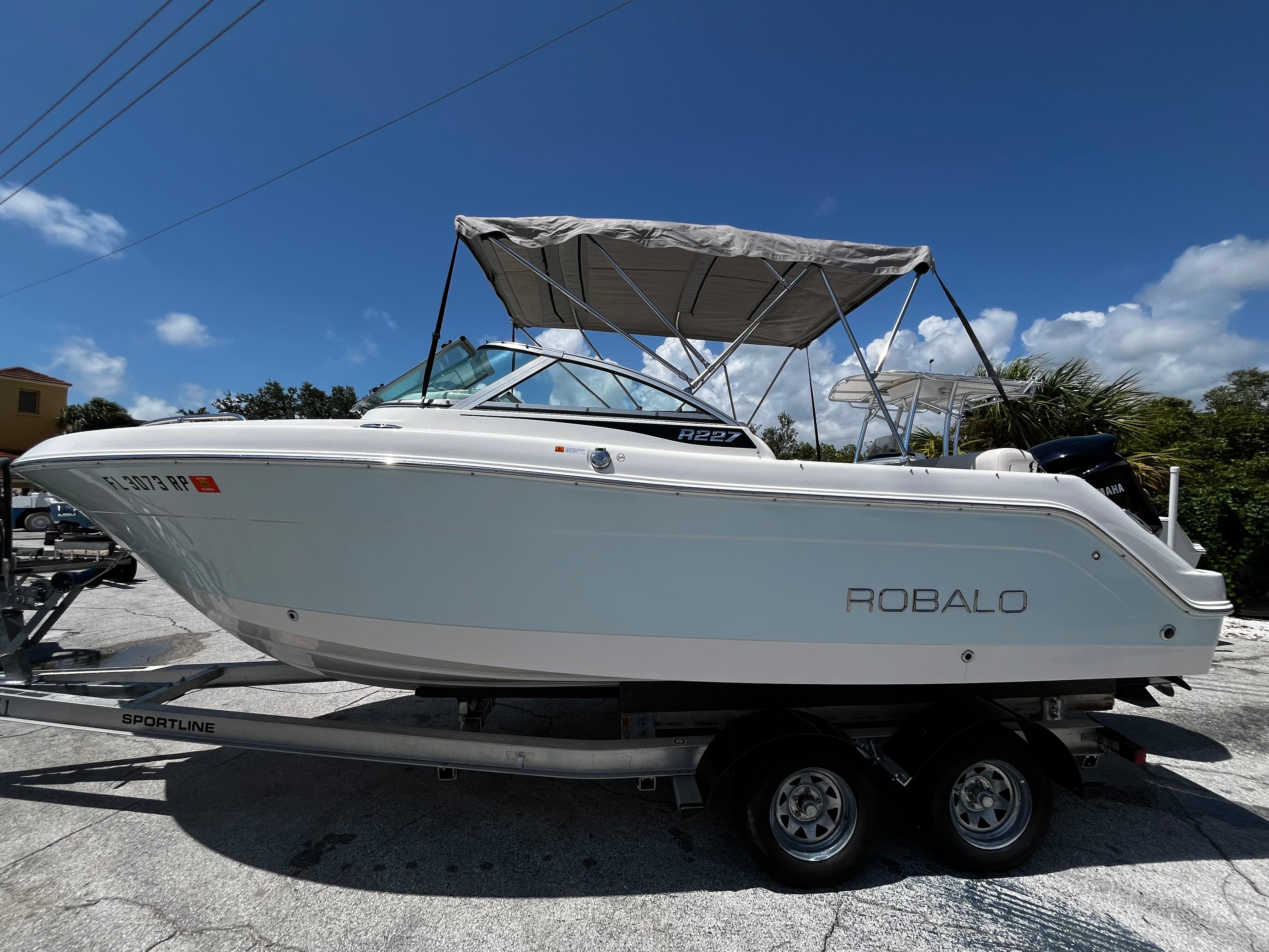 2017 Robalo R227 Dual Console-3