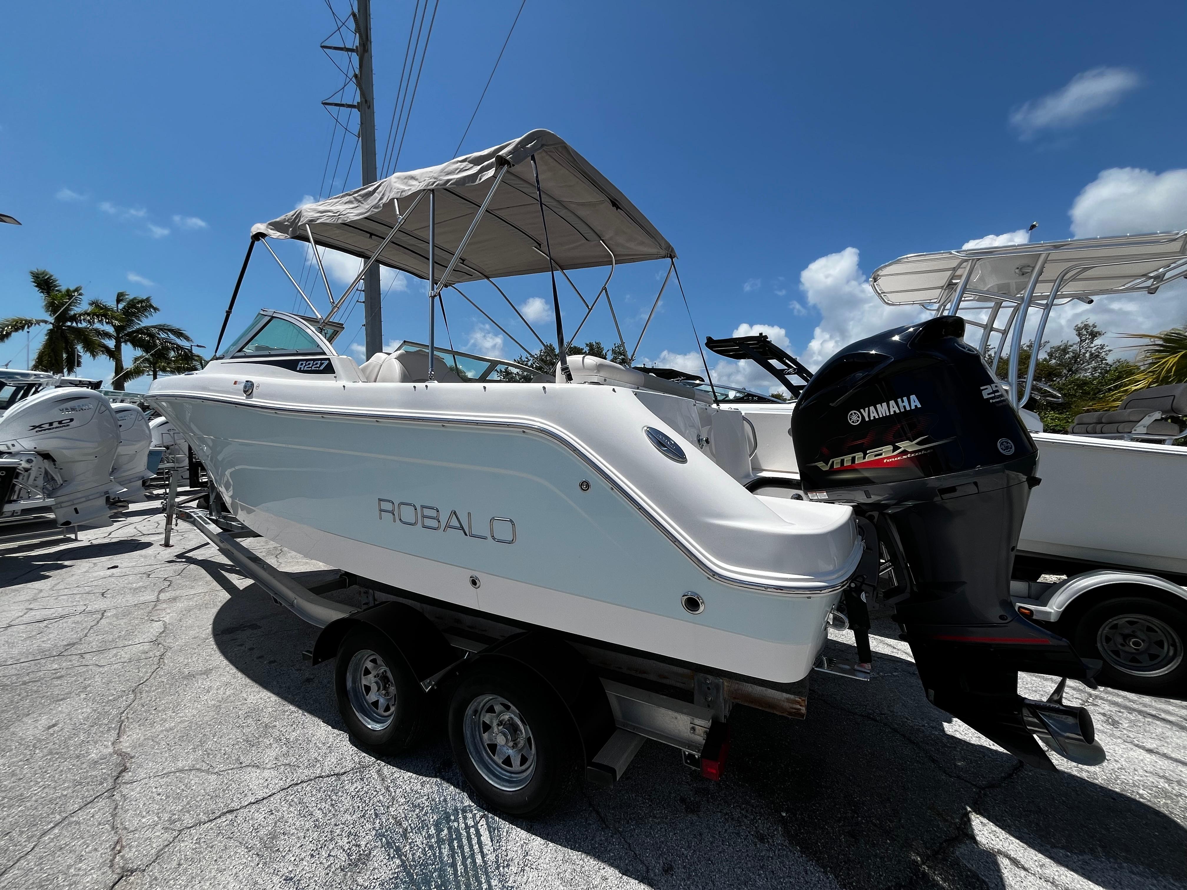 2017 Robalo R227 Dual Console-4