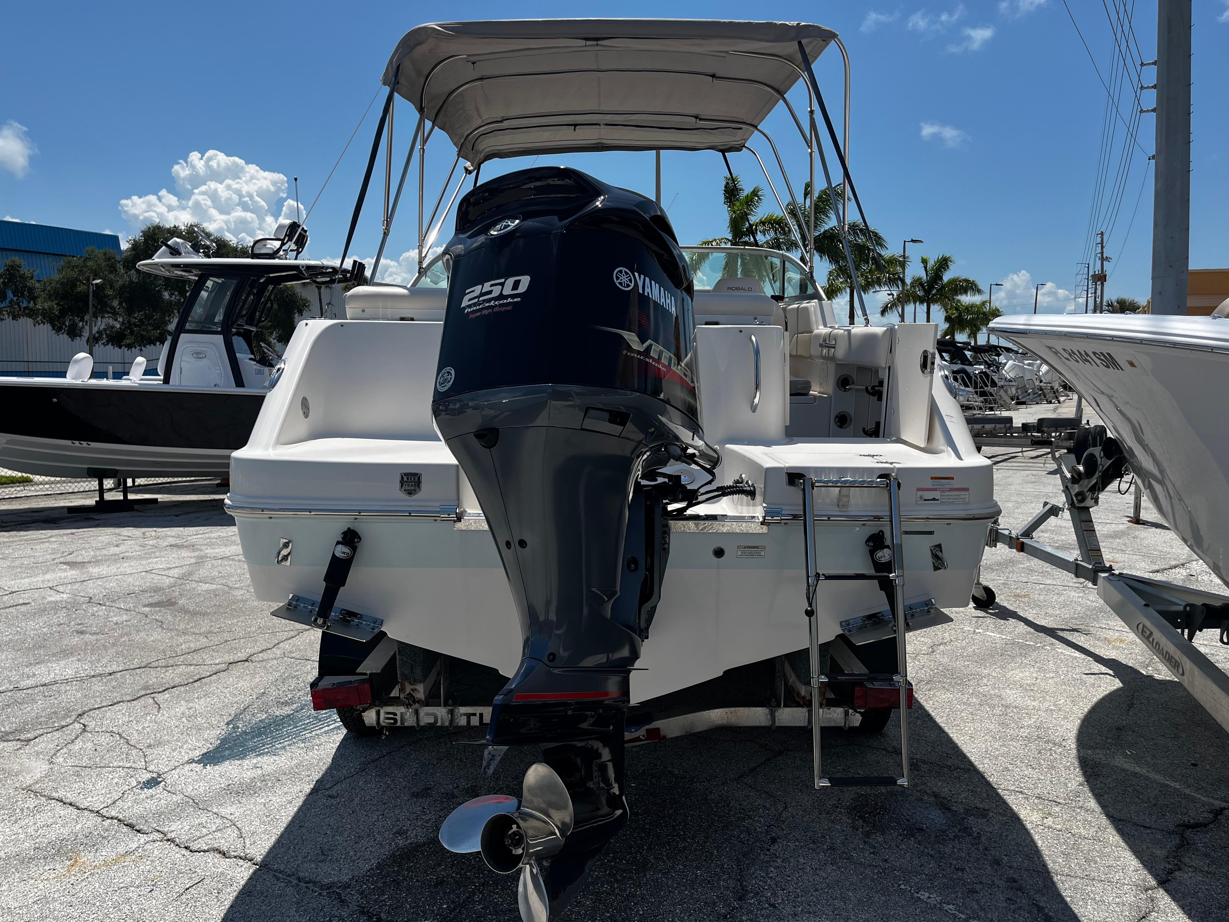 2017 Robalo R227 Dual Console-5