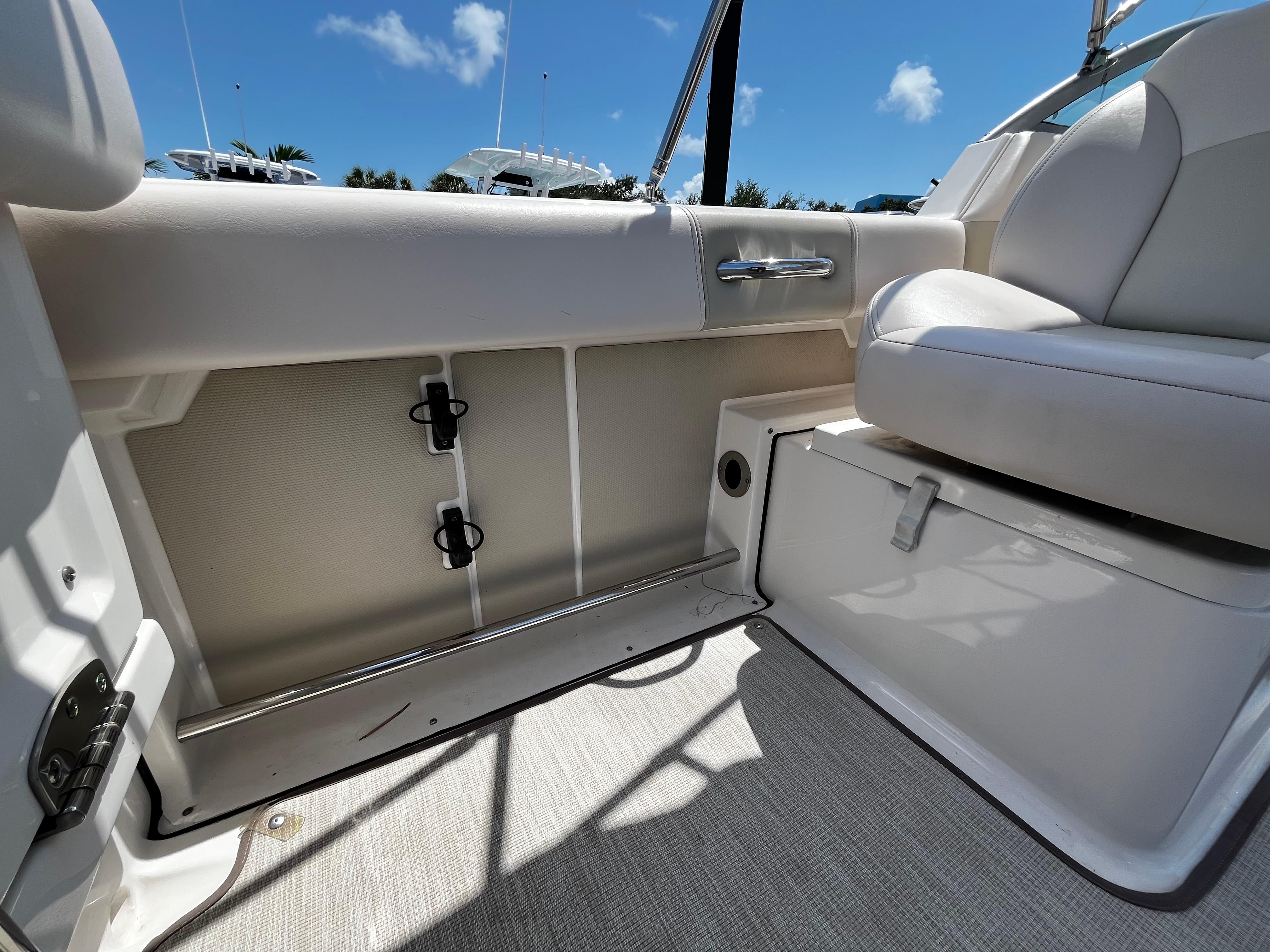 2017 Robalo R227 Dual Console-10