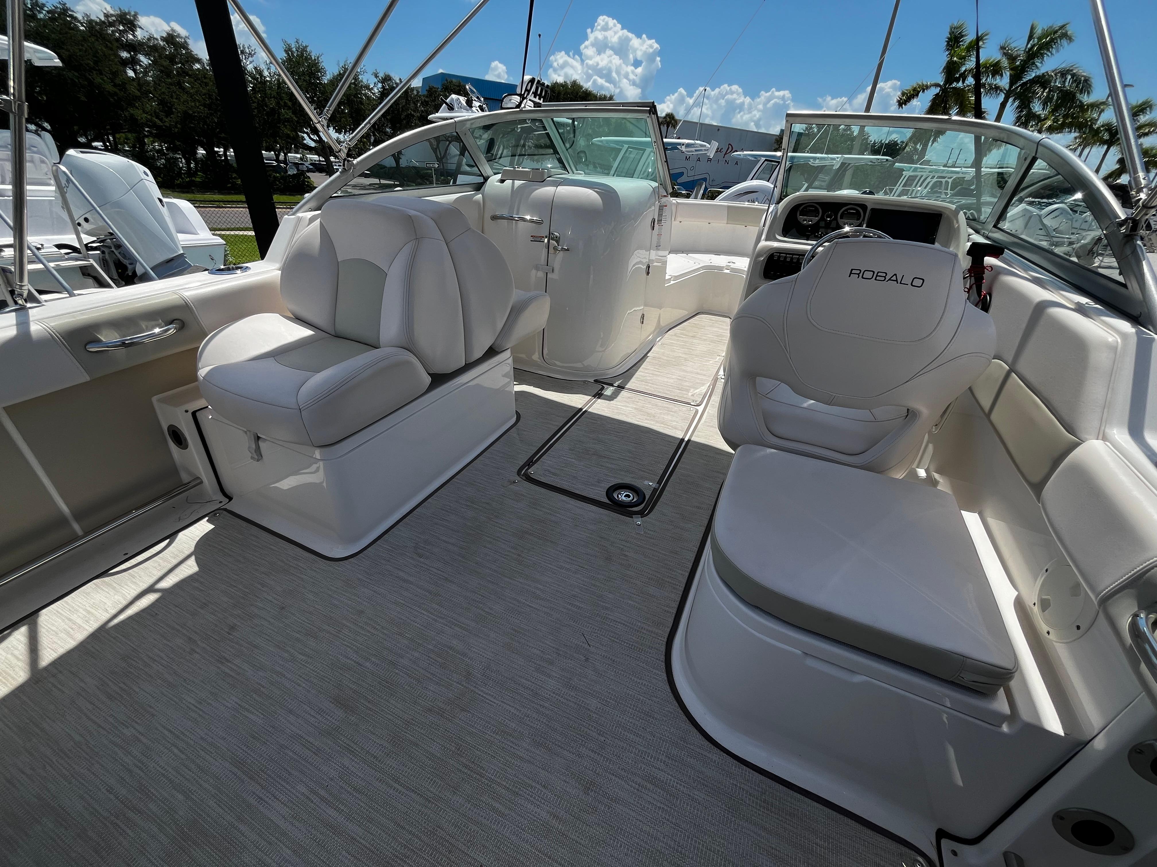 2017 Robalo R227 Dual Console-9