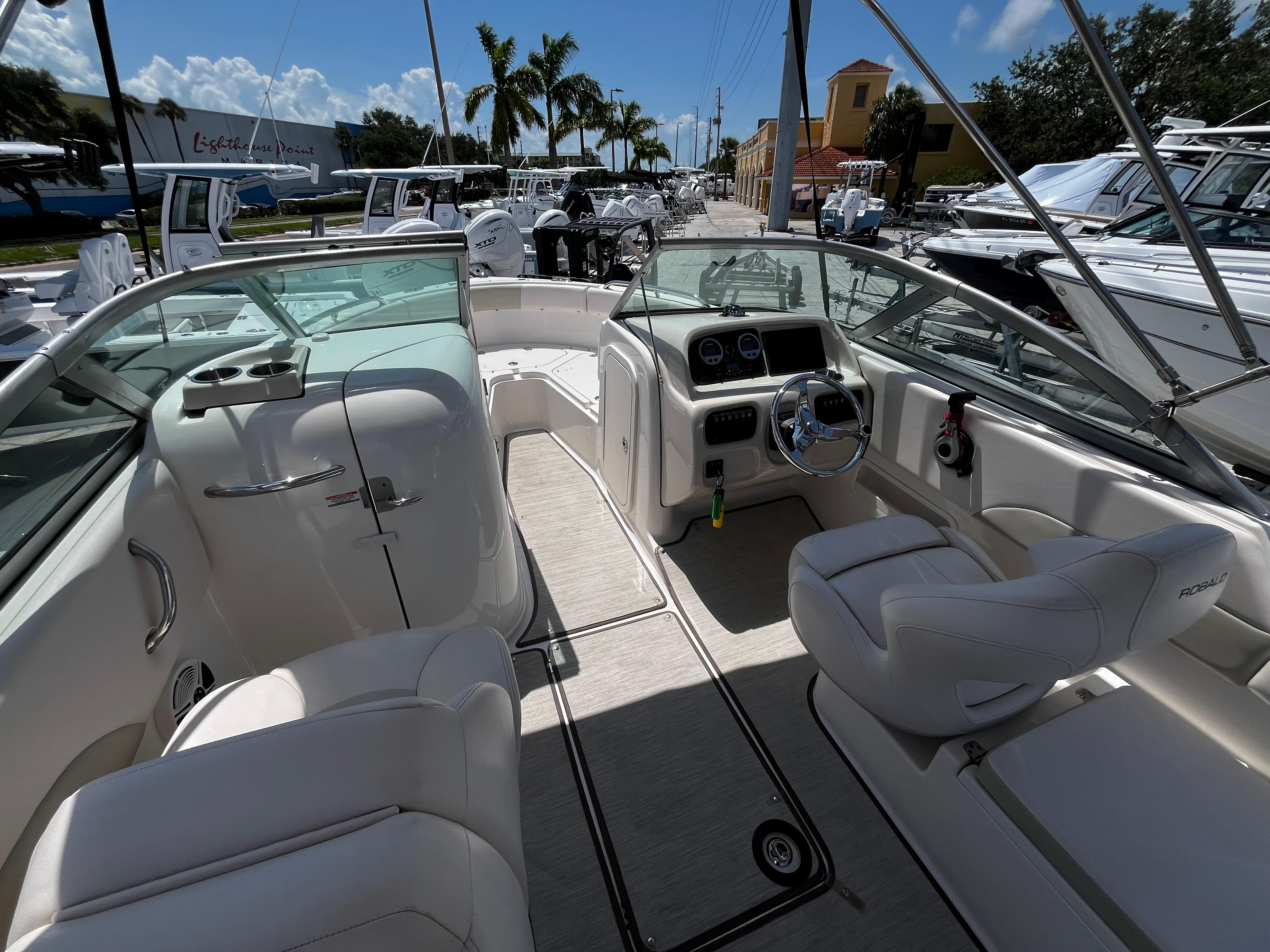 2017 Robalo R227 Dual Console-12