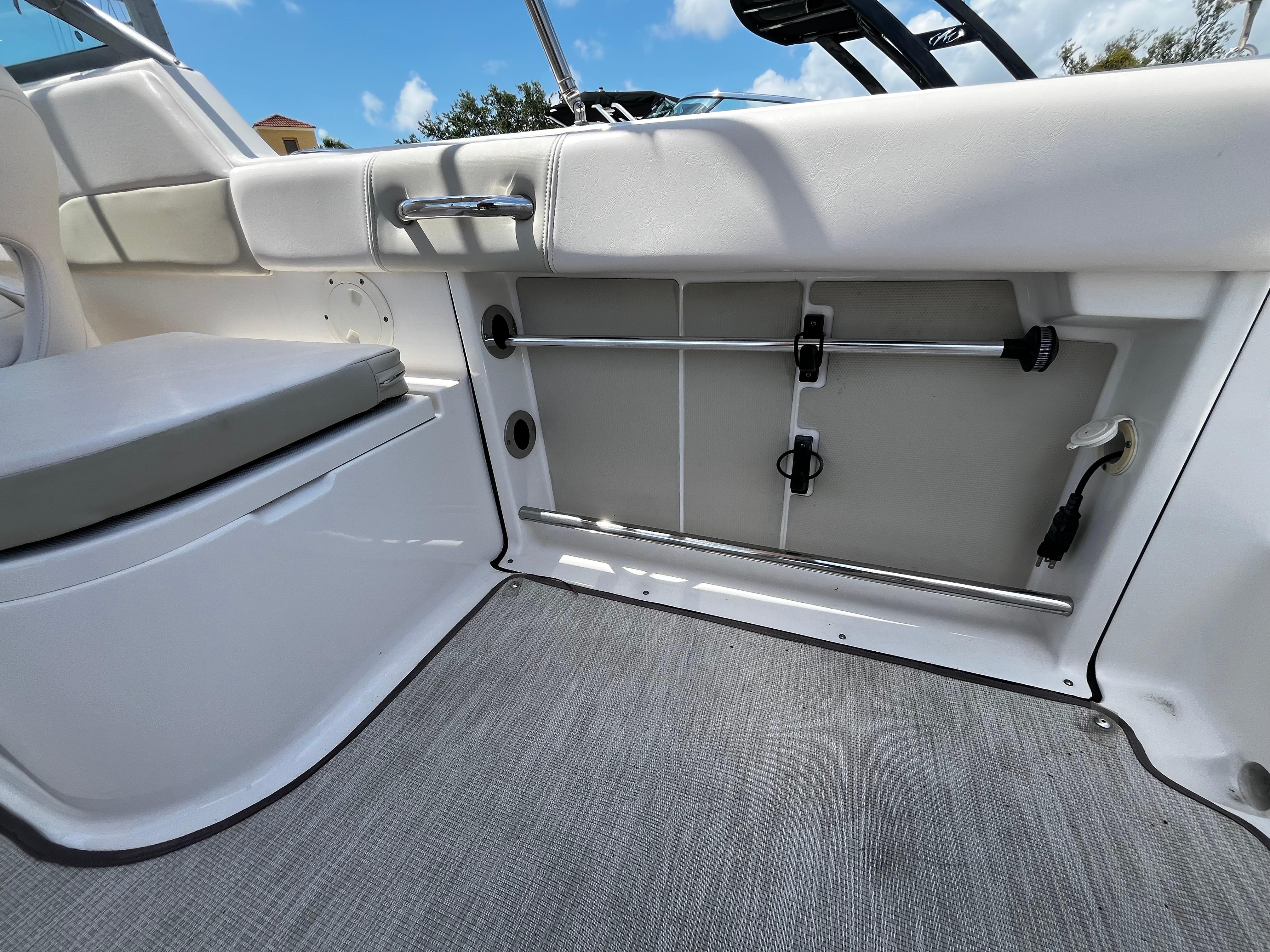 2017 Robalo R227 Dual Console-11