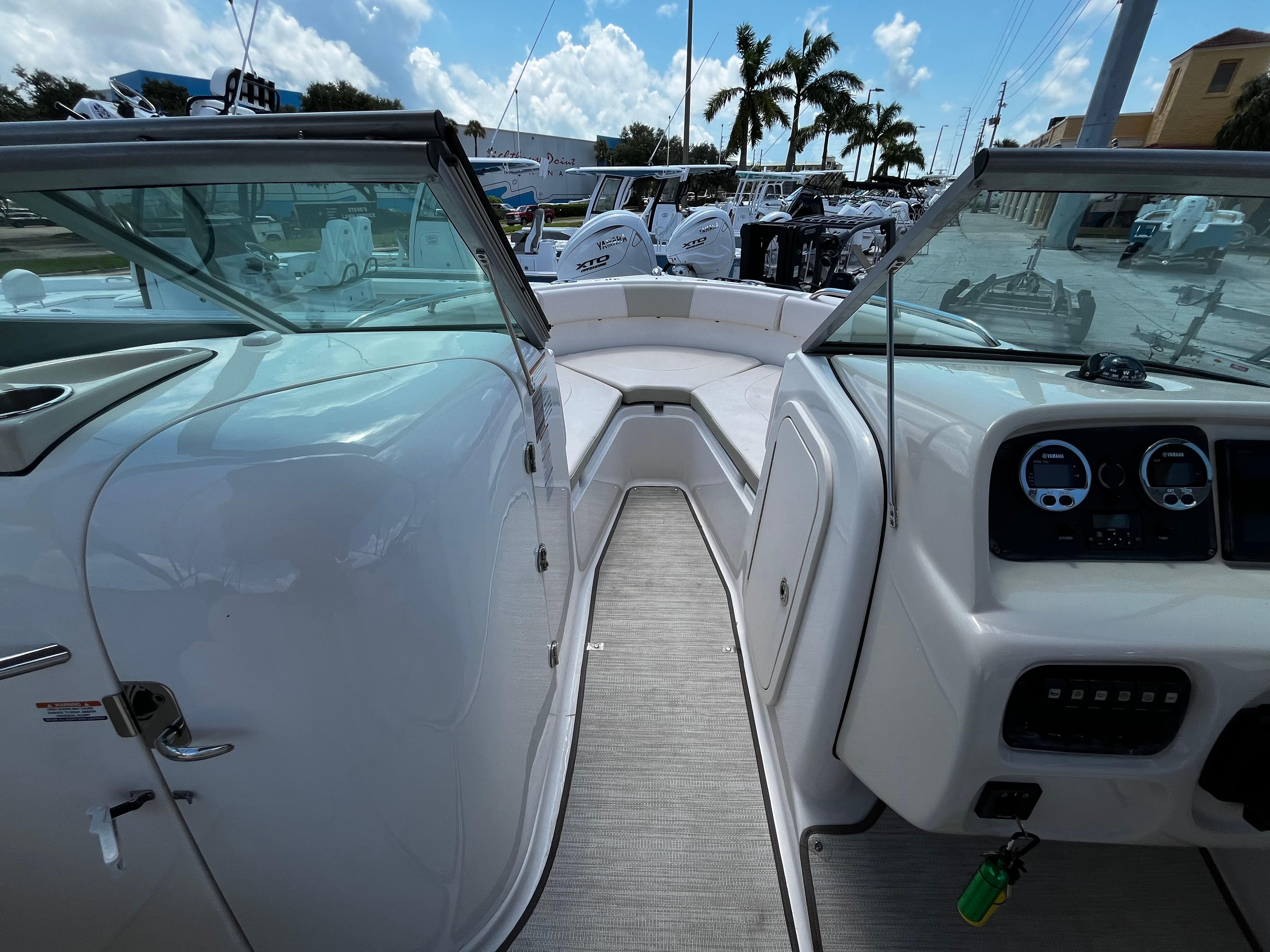 2017 Robalo R227 Dual Console-17