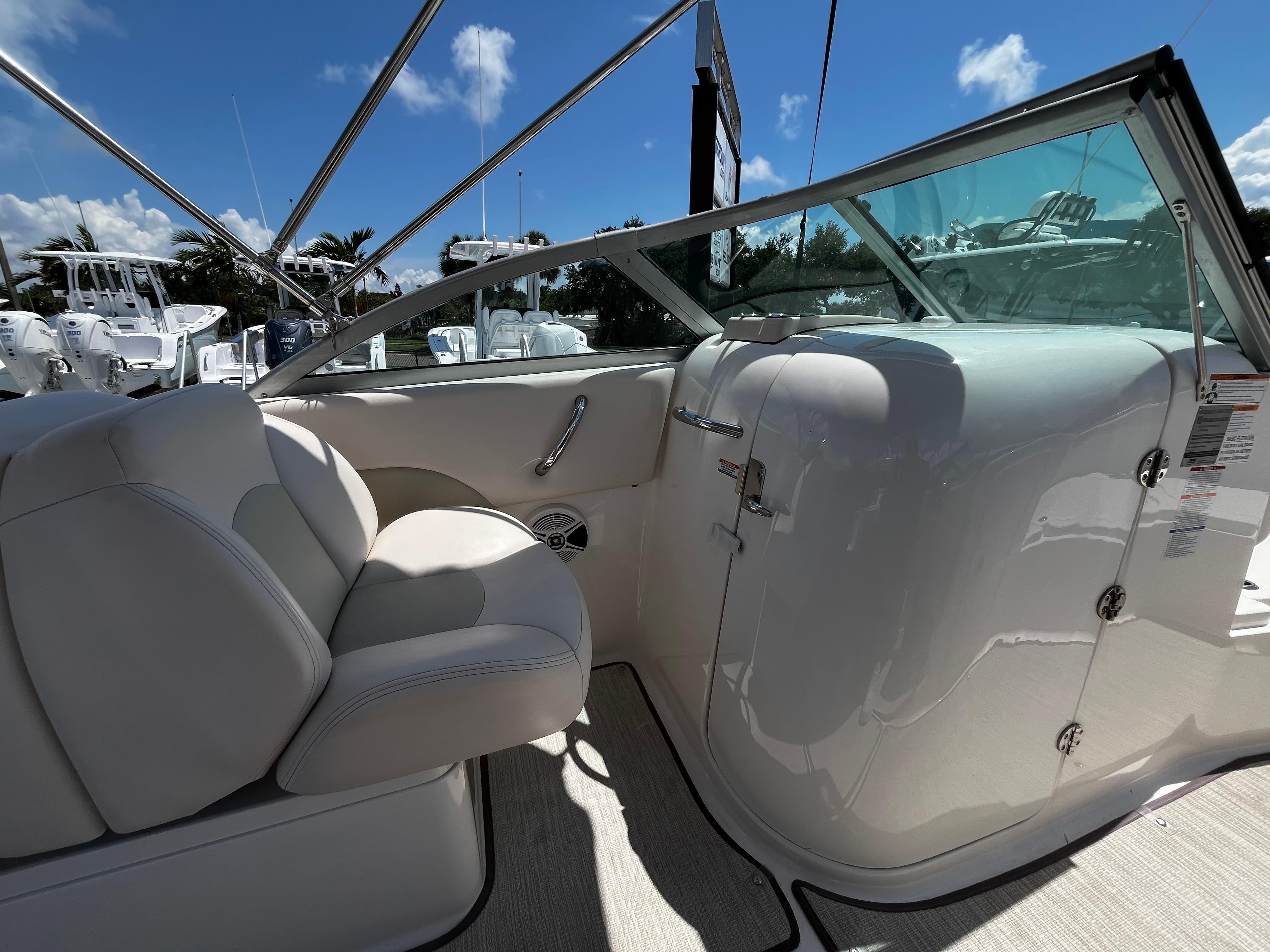 2017 Robalo R227 Dual Console-14