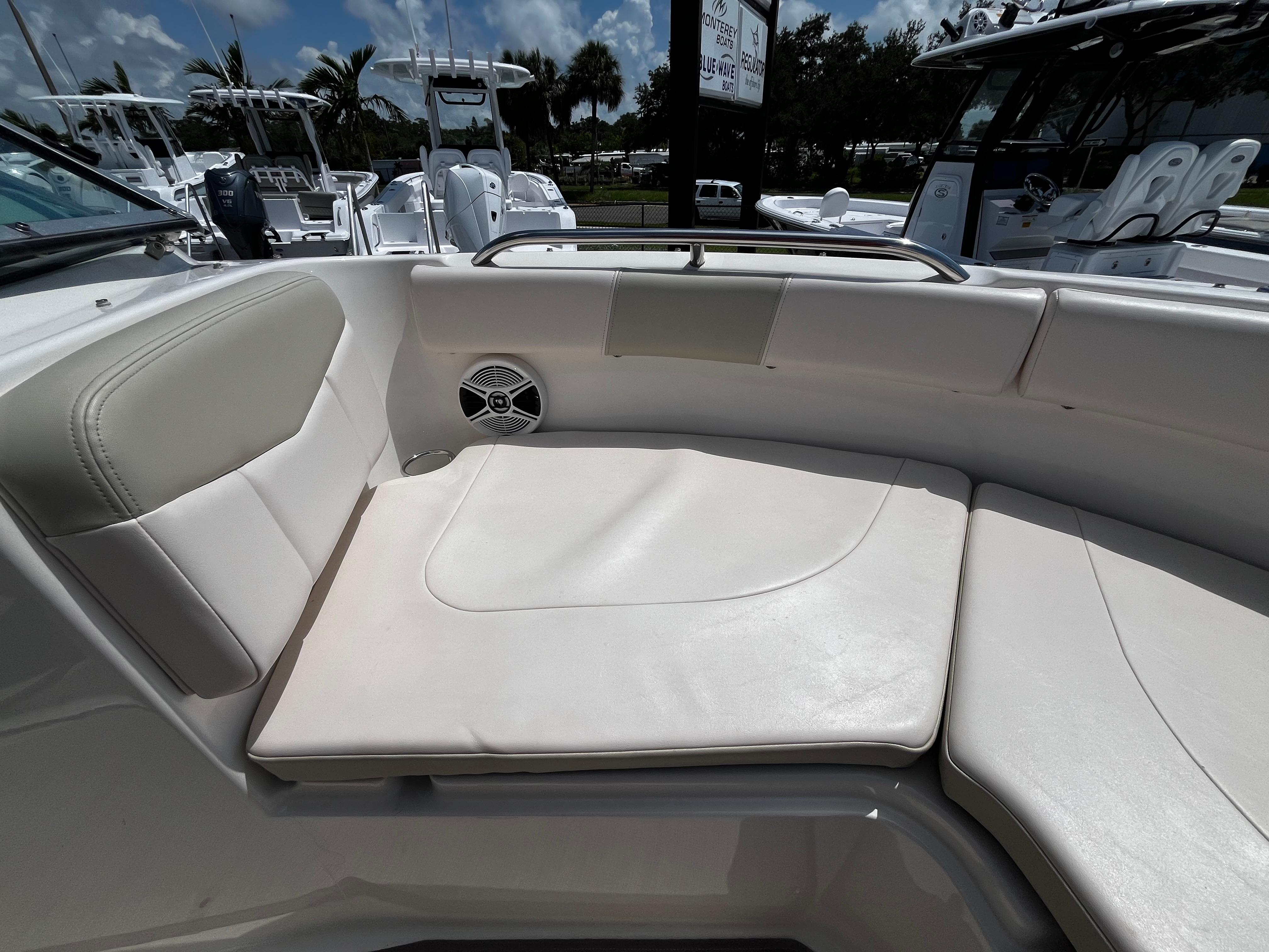 2017 Robalo R227 Dual Console-19