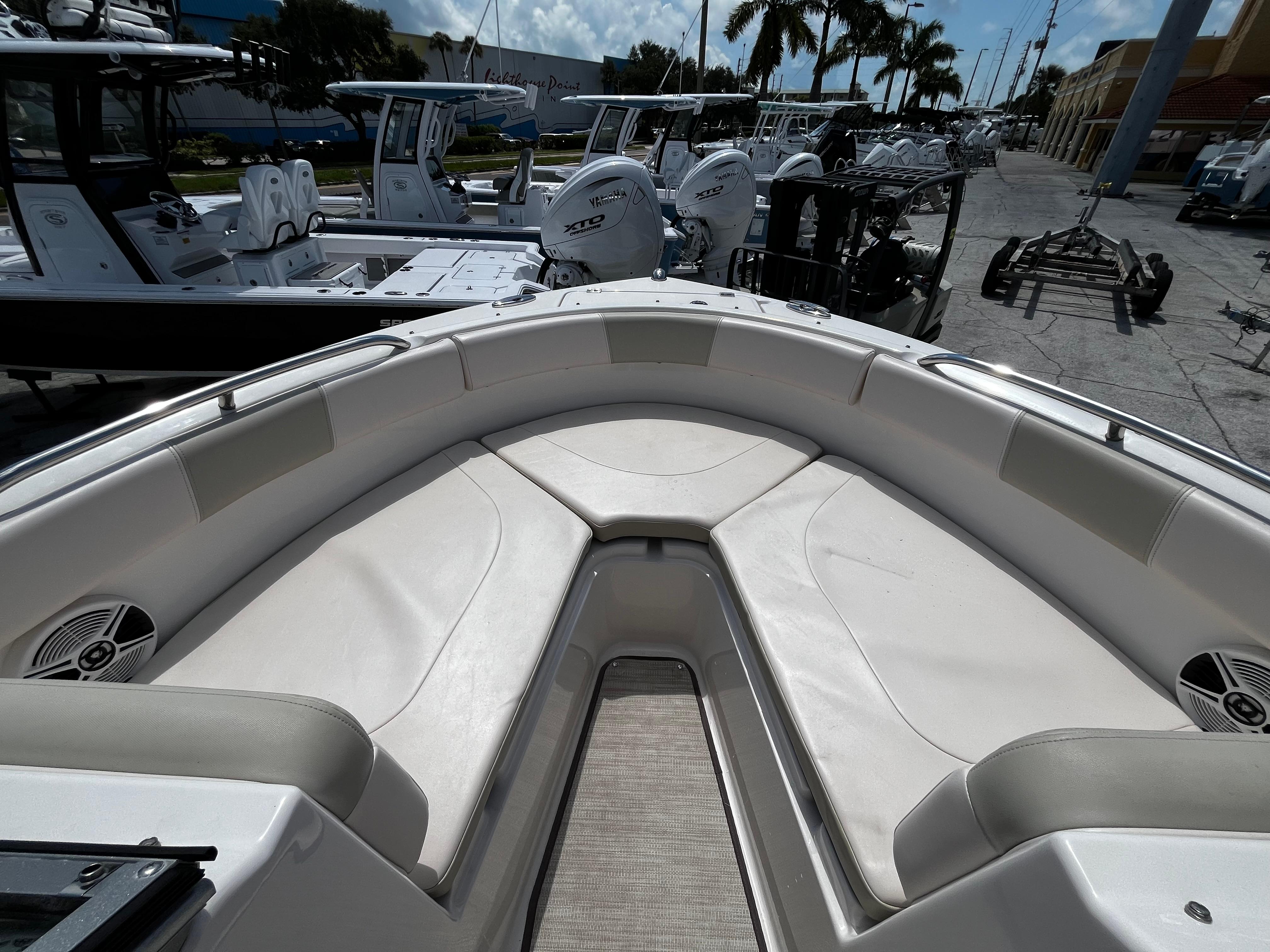 2017 Robalo R227 Dual Console-18