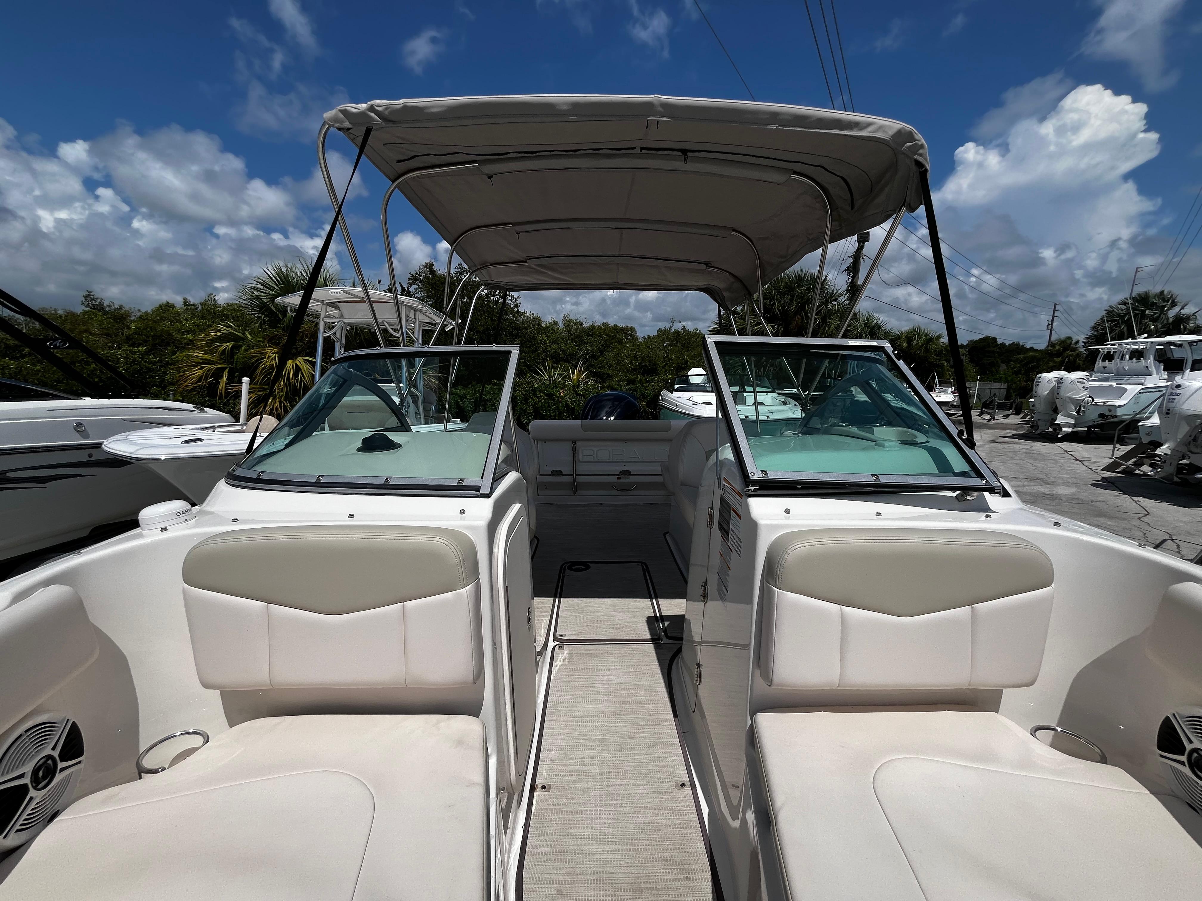 2017 Robalo R227 Dual Console-20